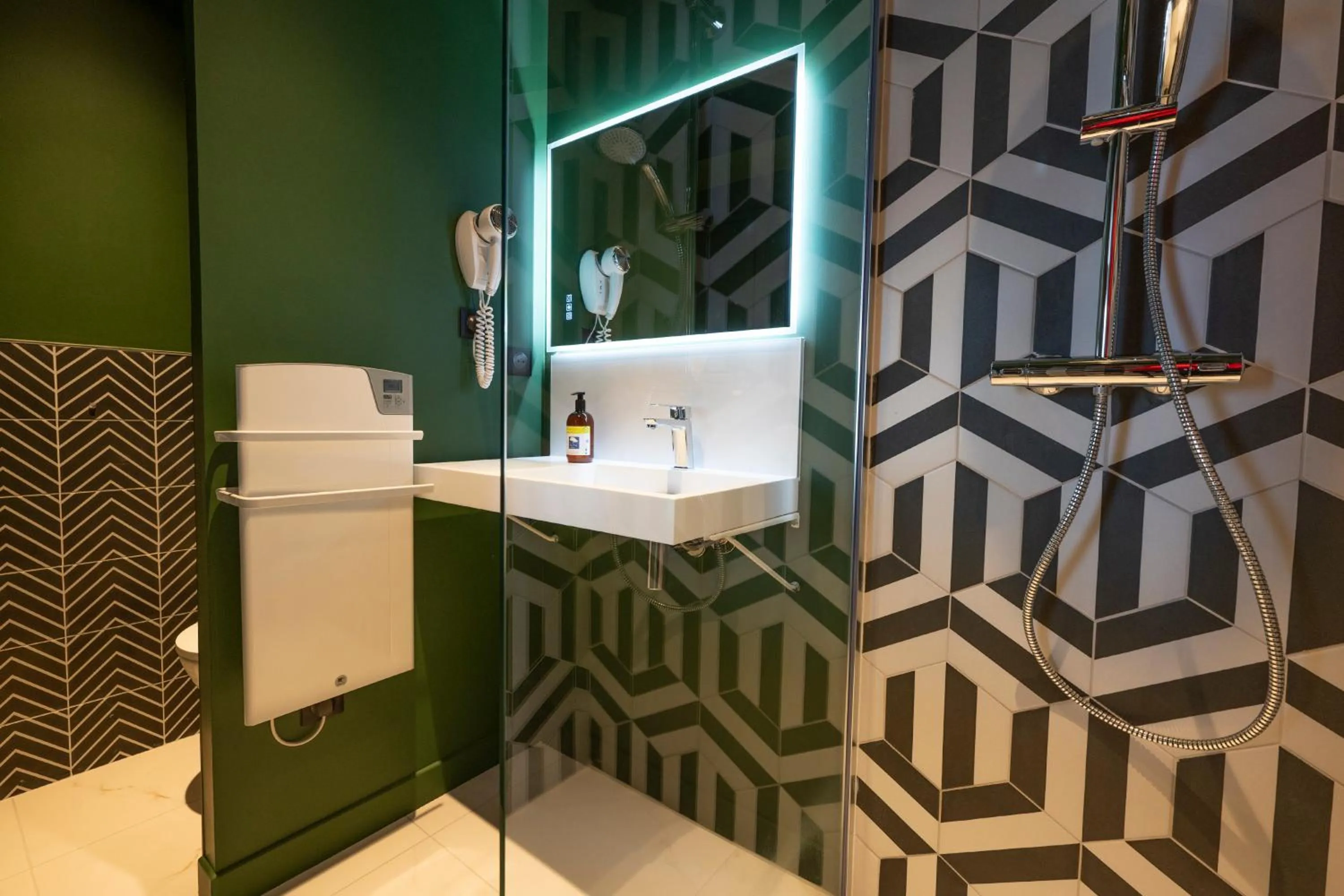 Shower in Hôtel Les Pins - Oléron