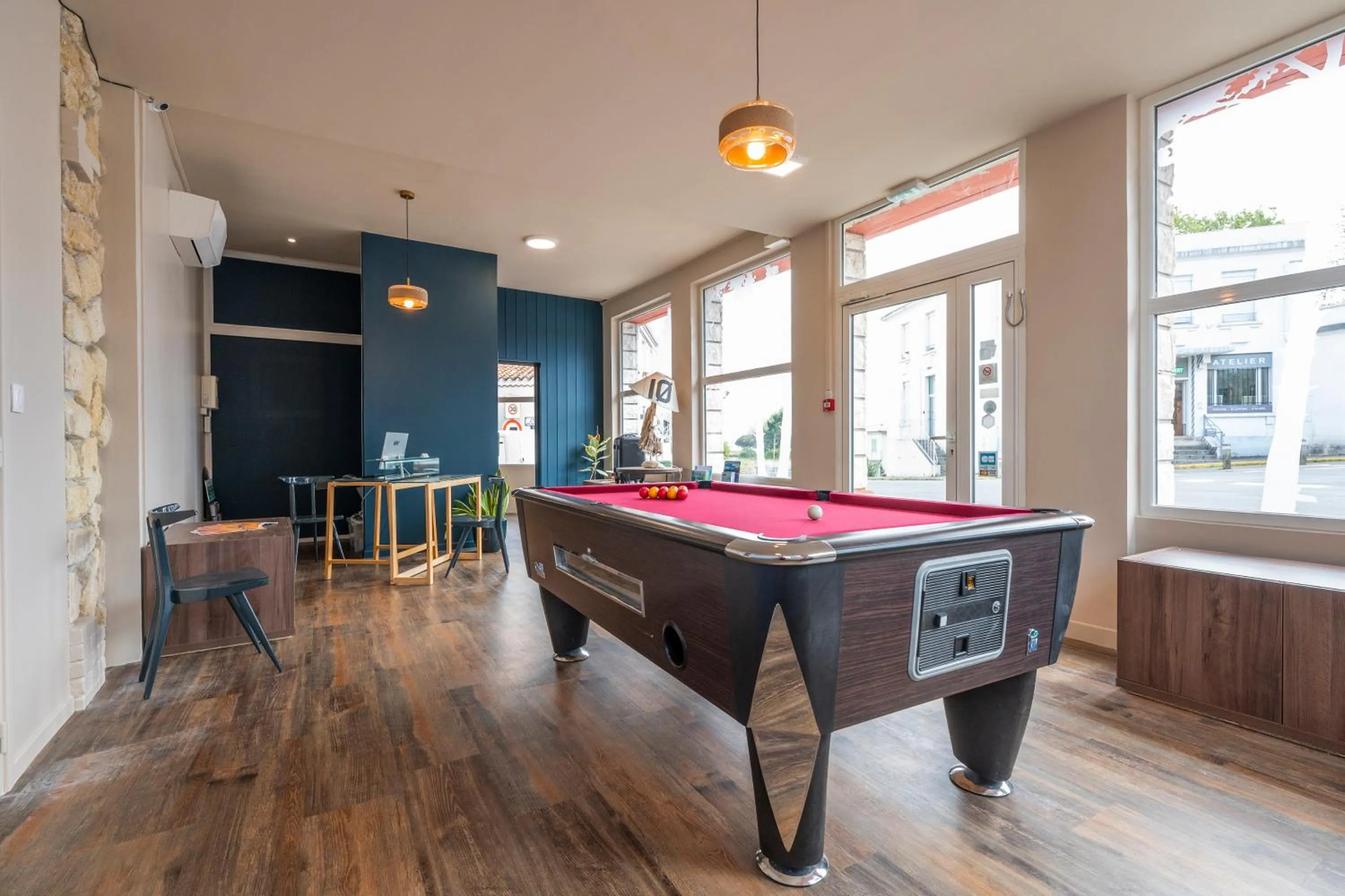 Billiard in Hôtel Les Pins - Oléron
