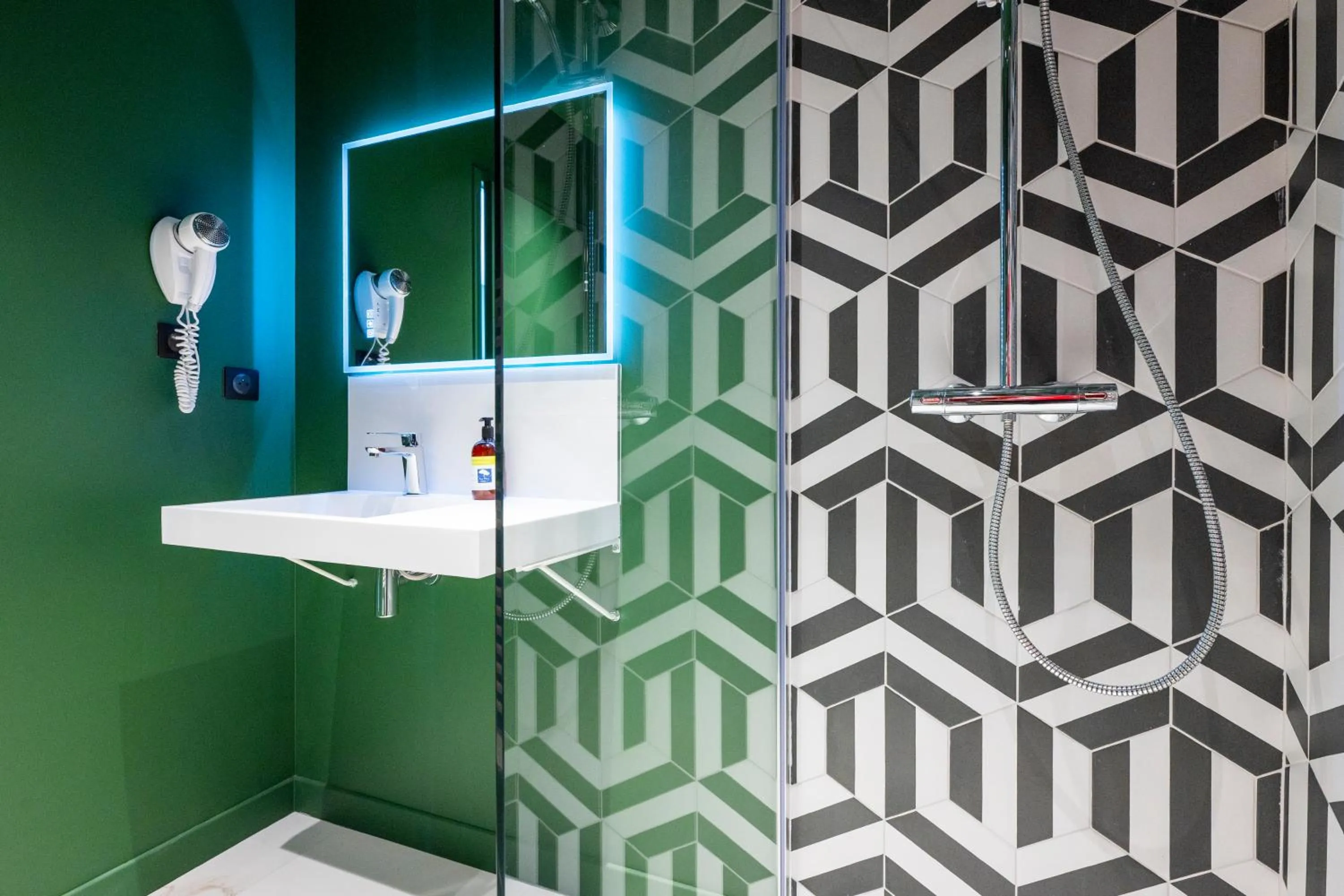 Shower in Hôtel Les Pins - Oléron