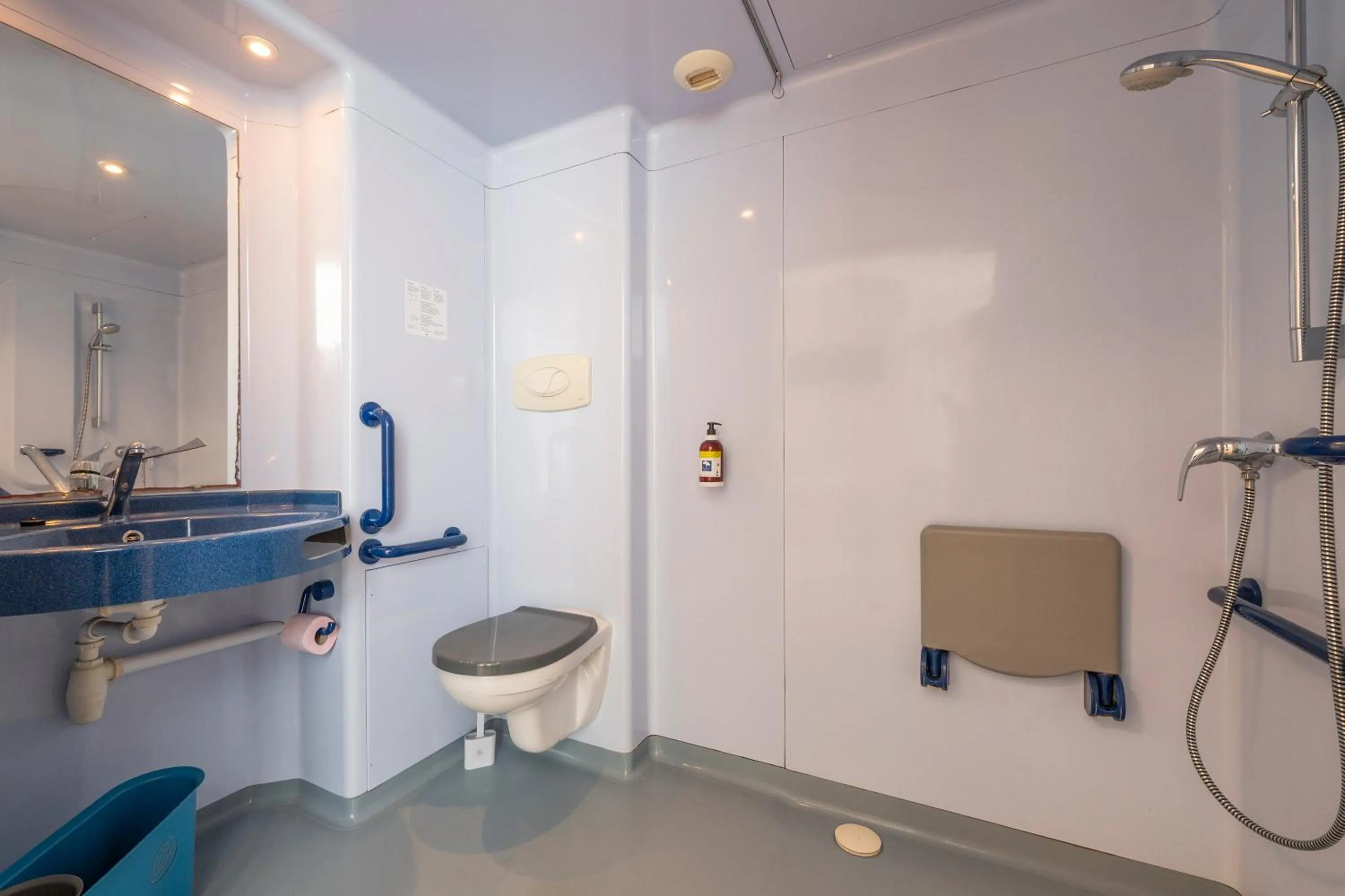 Shower in Hôtel Les Pins - Oléron