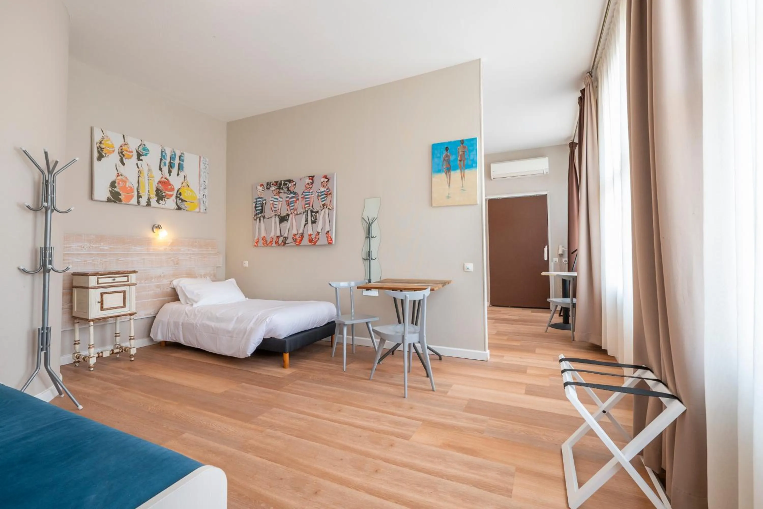 Bed in Hôtel Les Pins - Oléron