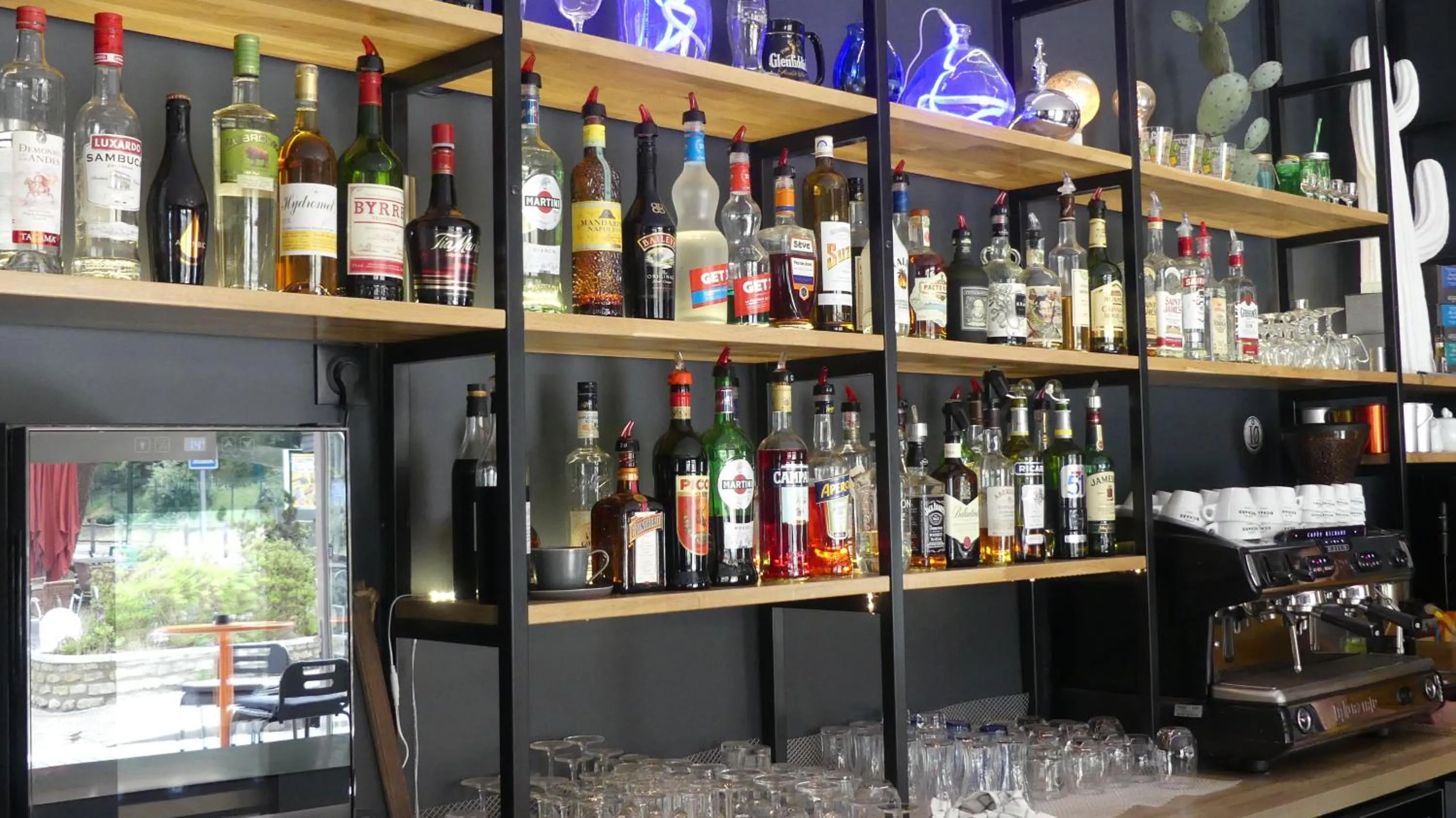 Lounge or bar in Hôtel Les Pins - Oléron