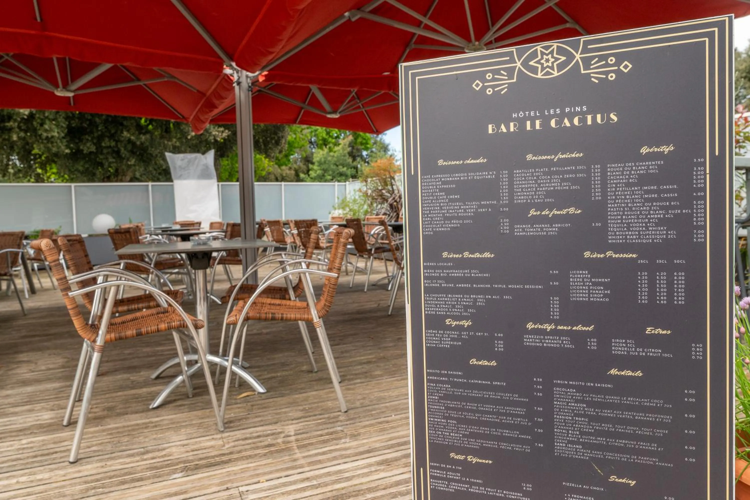 Patio in Hôtel Les Pins - Oléron