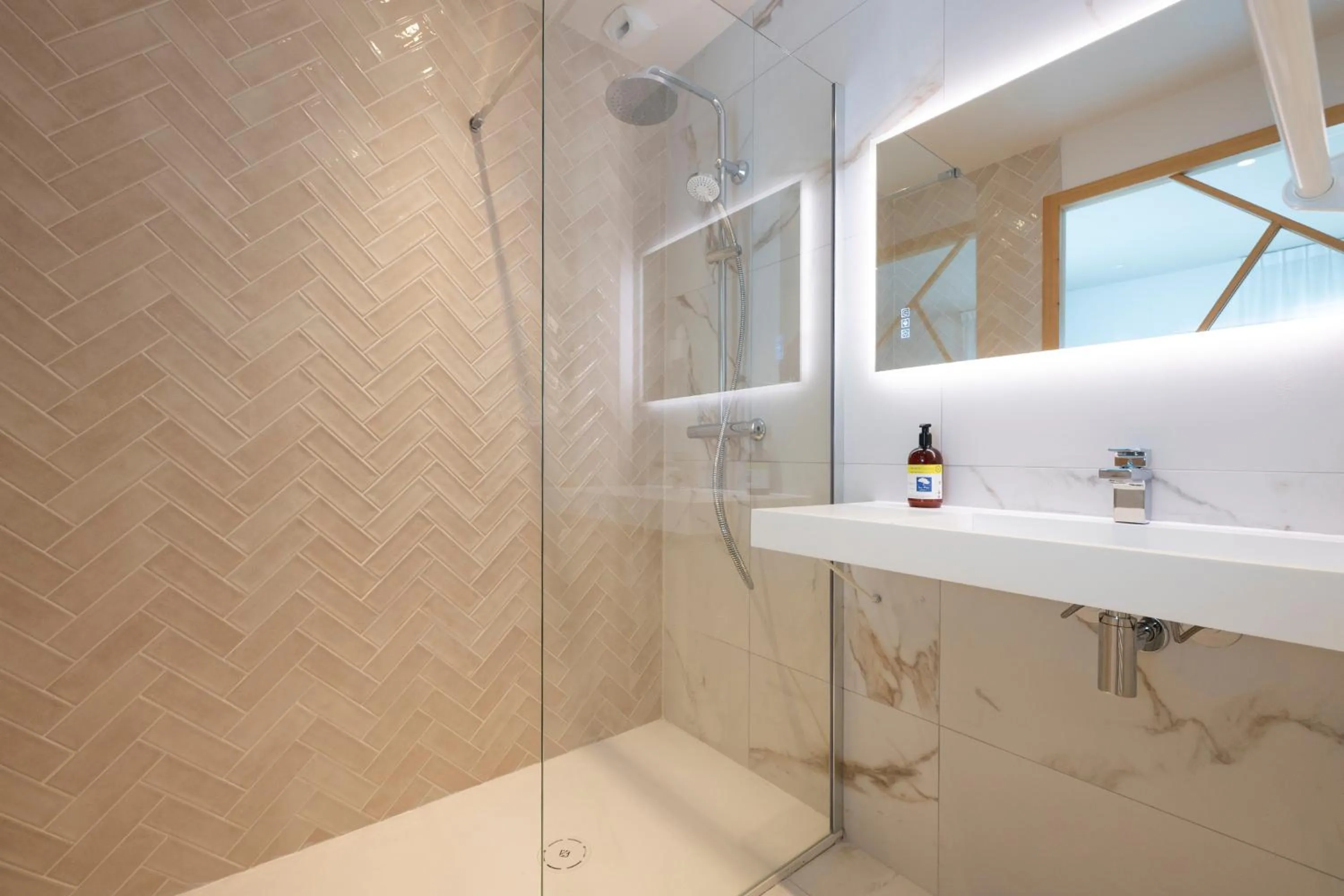 Shower in Hôtel Les Pins - Oléron