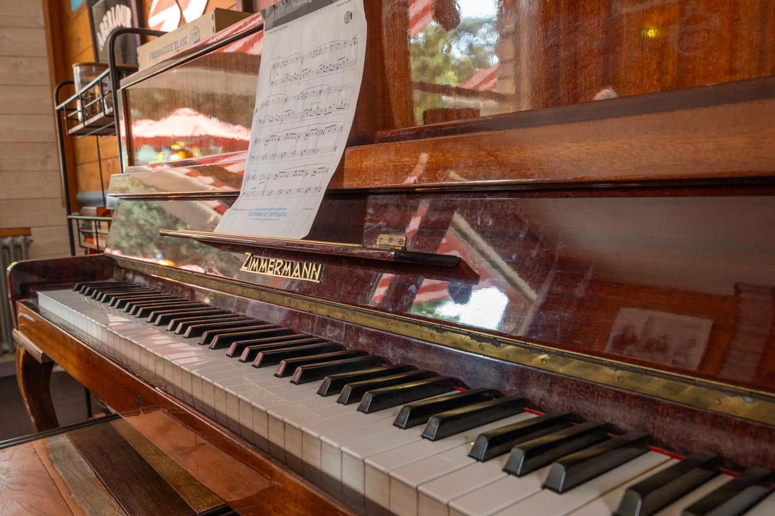 Communal lounge/ TV room in Hôtel Les Pins - Oléron