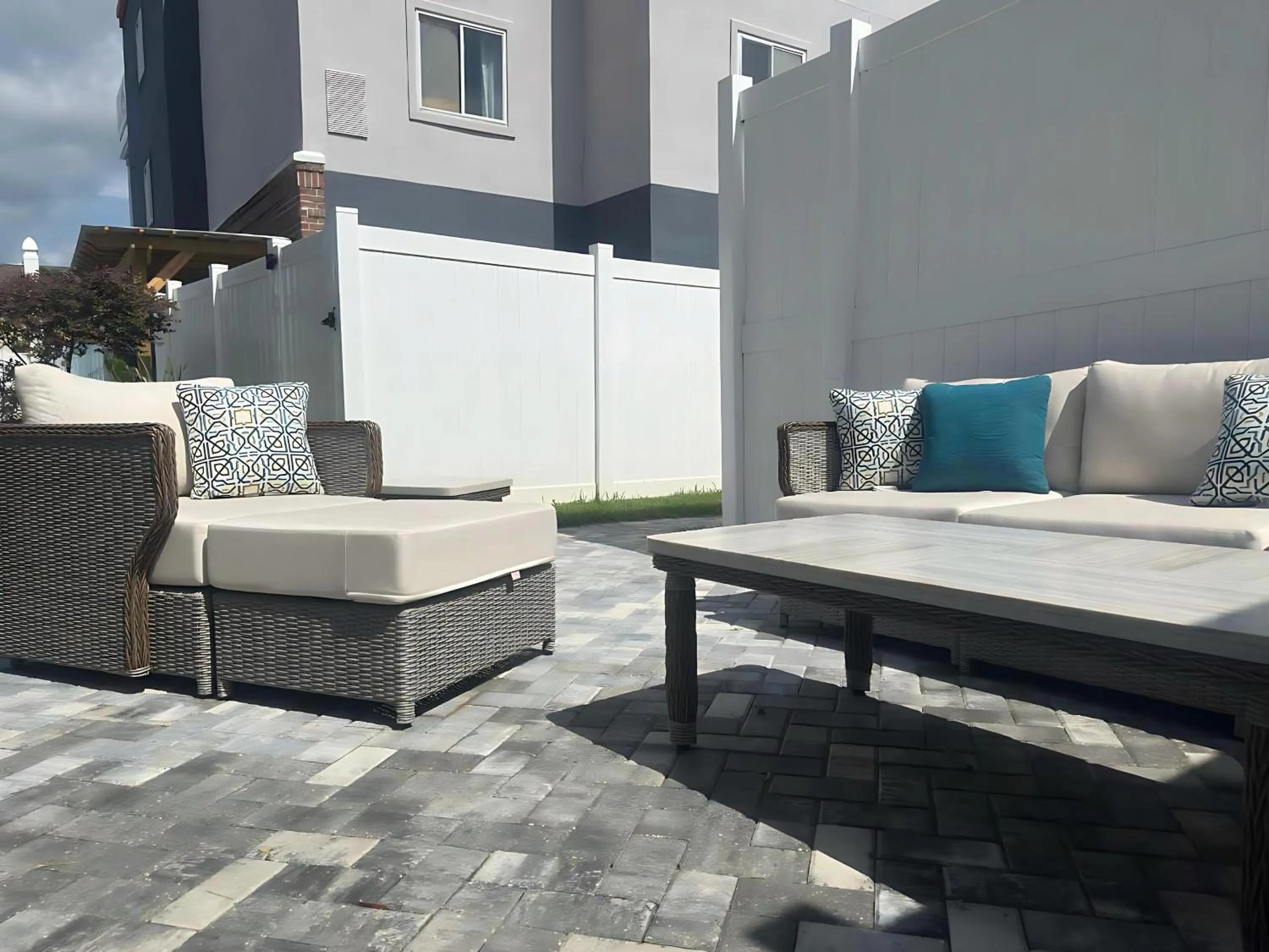 Inner courtyard view in Hawthorn Extended Stay by Wyndham Kingsland