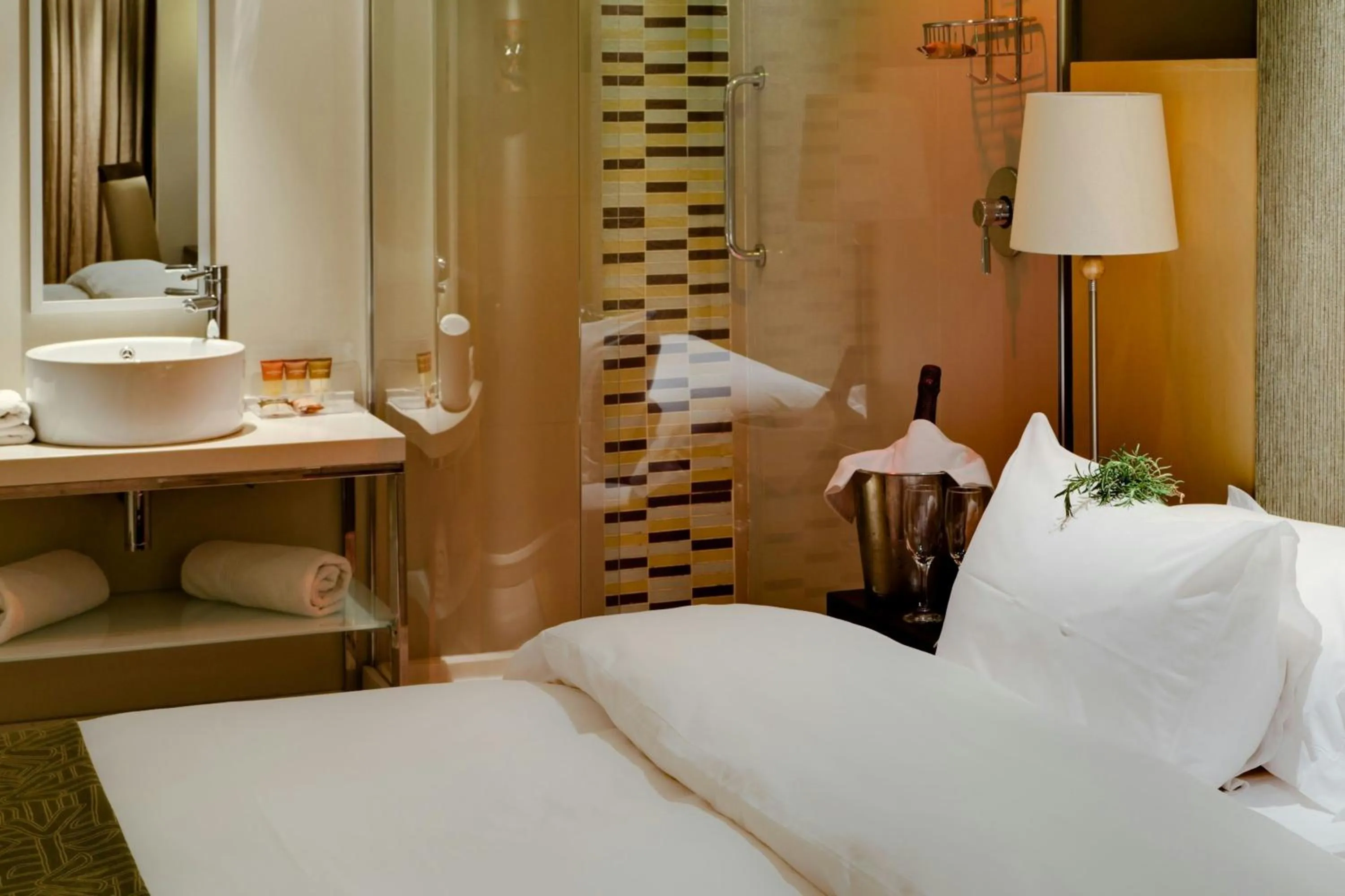 Photo of the whole room, Bed in Protea Hotel by Marriott Bloemfontein Willow Lake