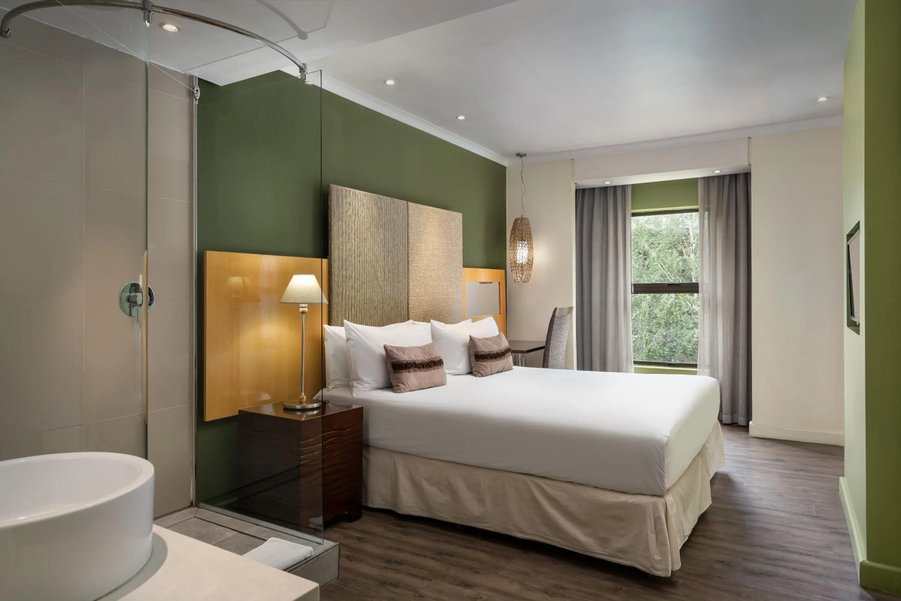 Shower, Bed in Protea Hotel by Marriott Bloemfontein Willow Lake