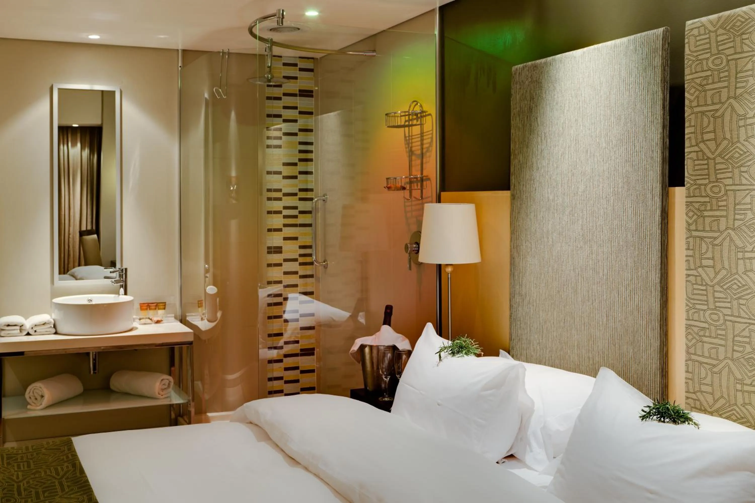 Shower, Bed in Protea Hotel by Marriott Bloemfontein Willow Lake