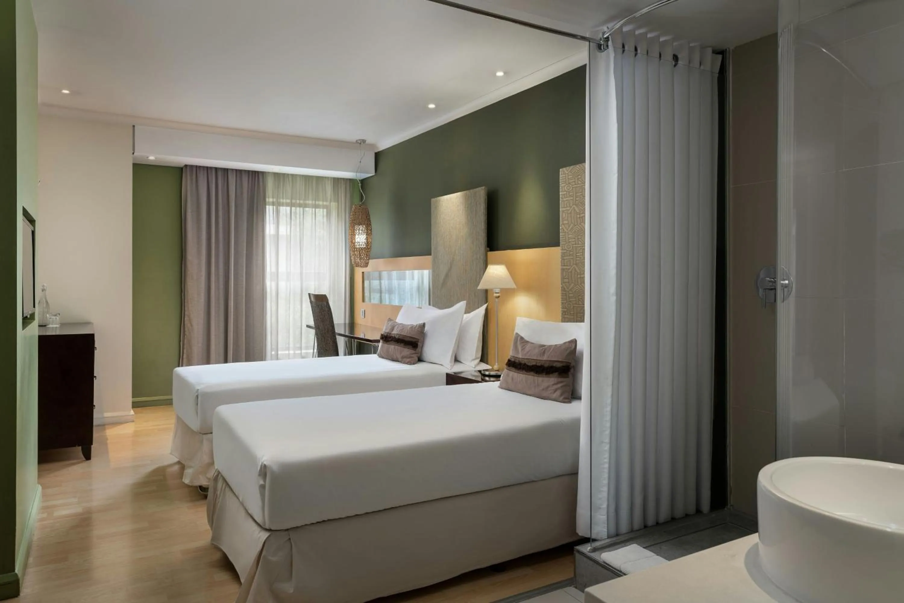 Photo of the whole room, Bed in Protea Hotel by Marriott Bloemfontein Willow Lake