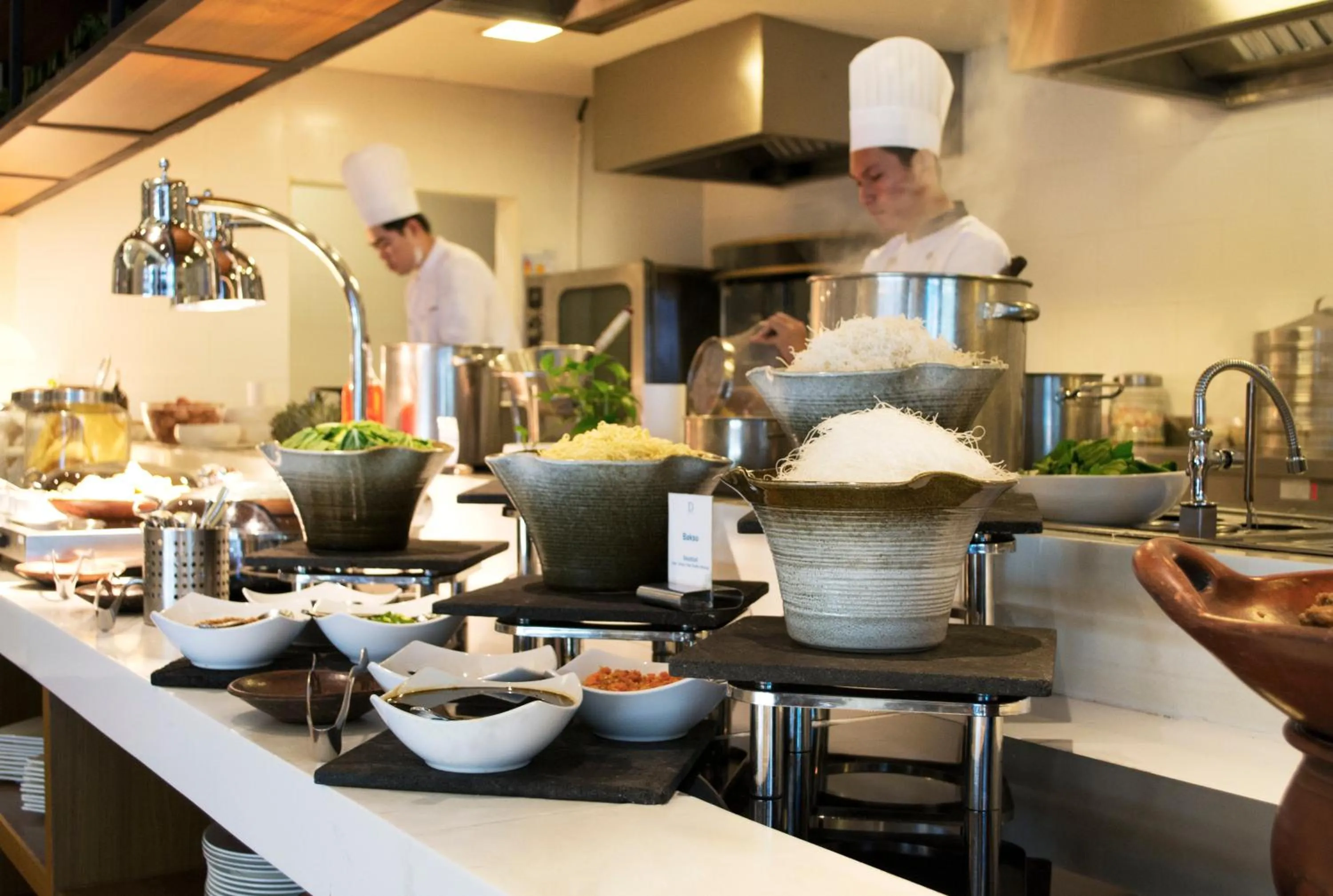 Restaurant/places to eat in Century Park Hotel