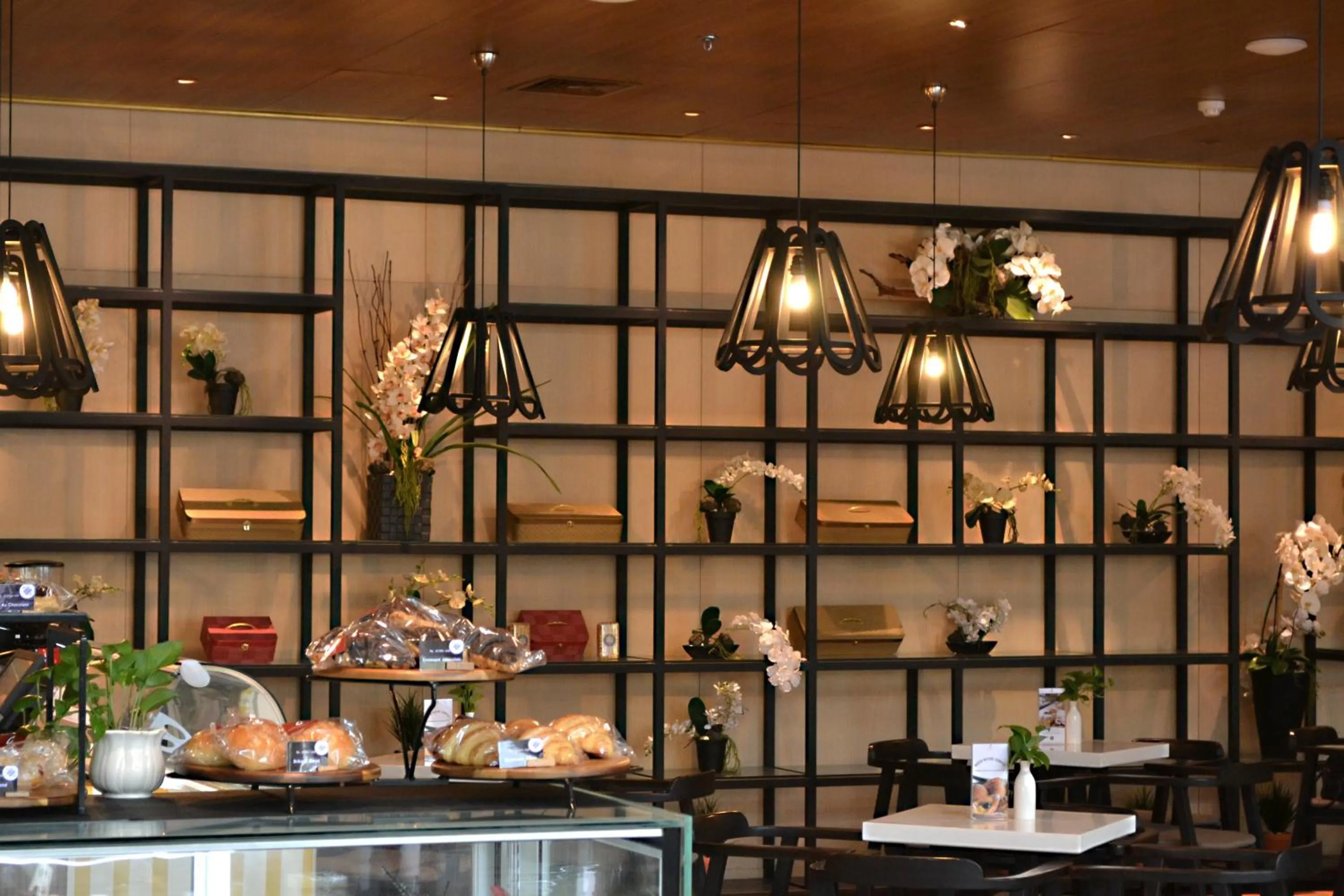 Restaurant/places to eat in Century Park Hotel