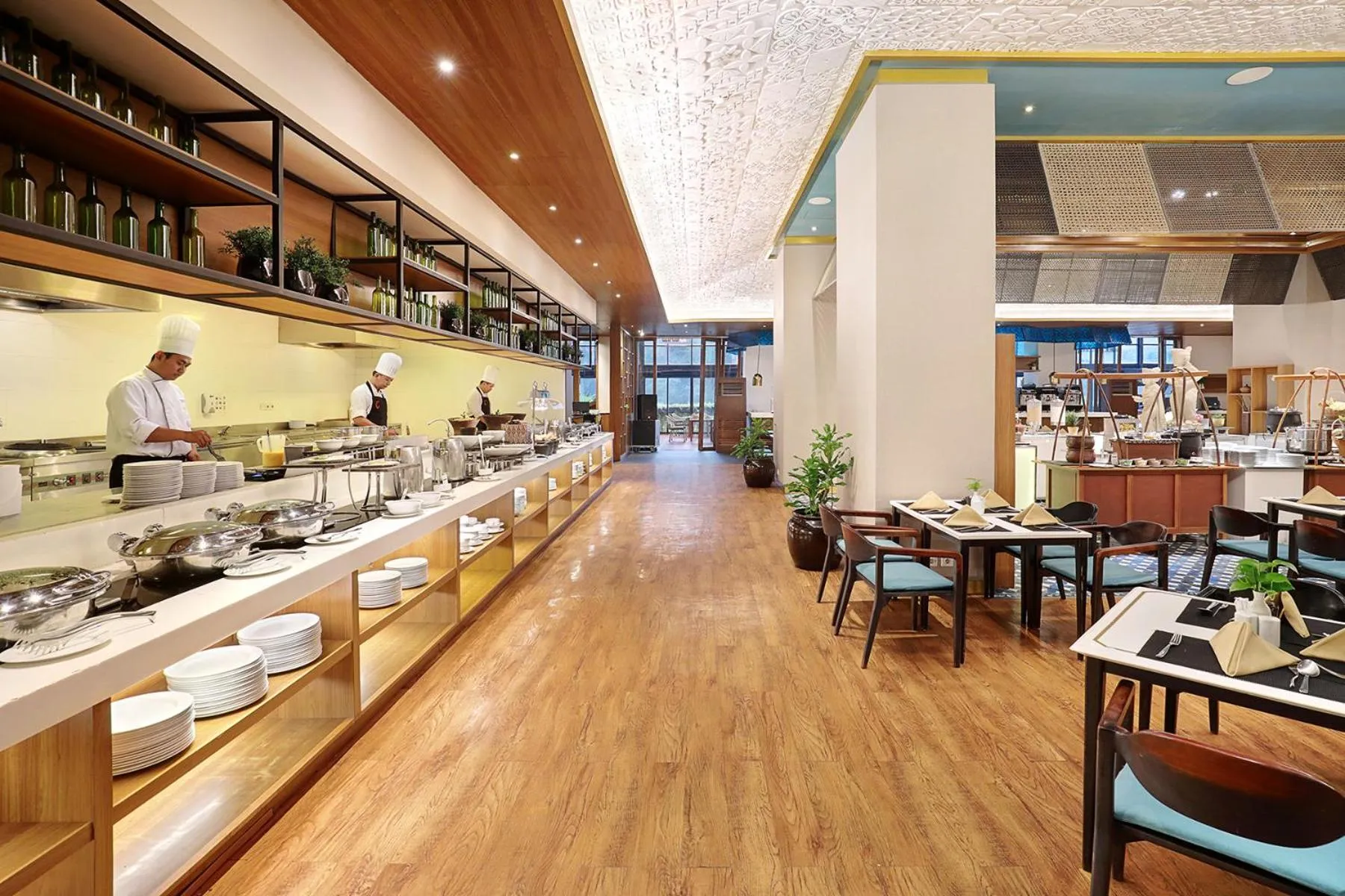 Restaurant/places to eat in Century Park Hotel