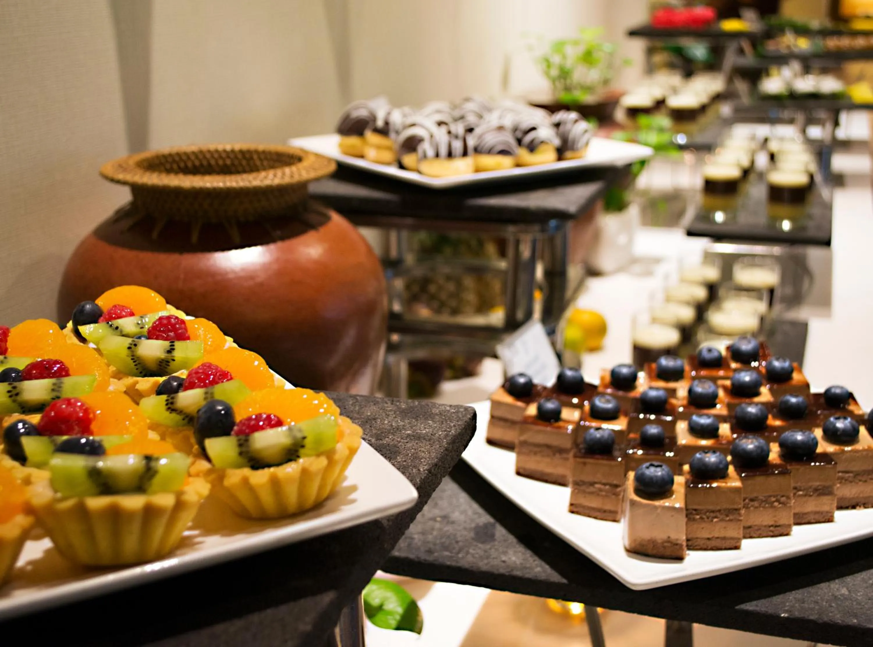 Restaurant/places to eat in Century Park Hotel