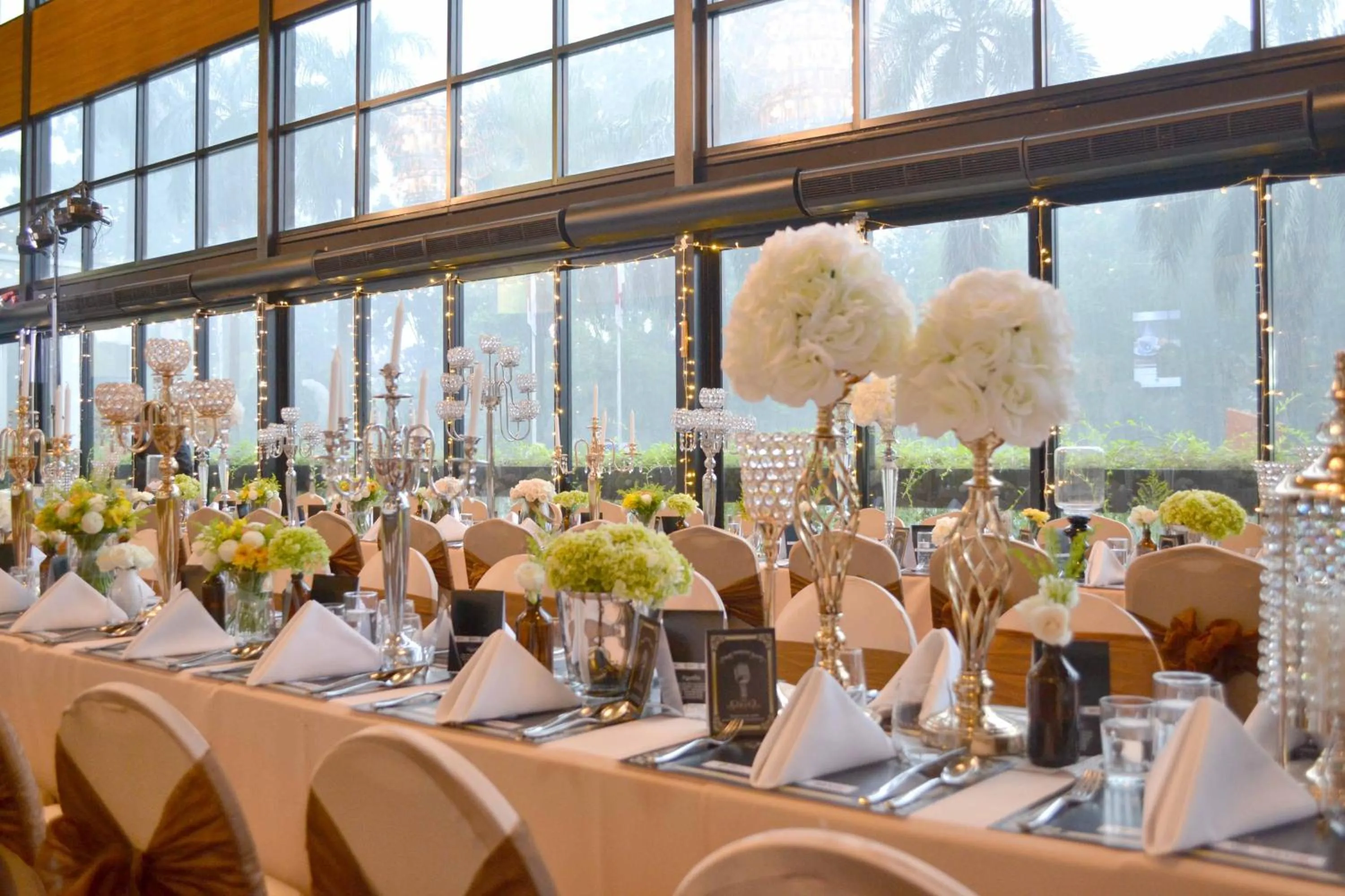 Restaurant/places to eat in Century Park Hotel