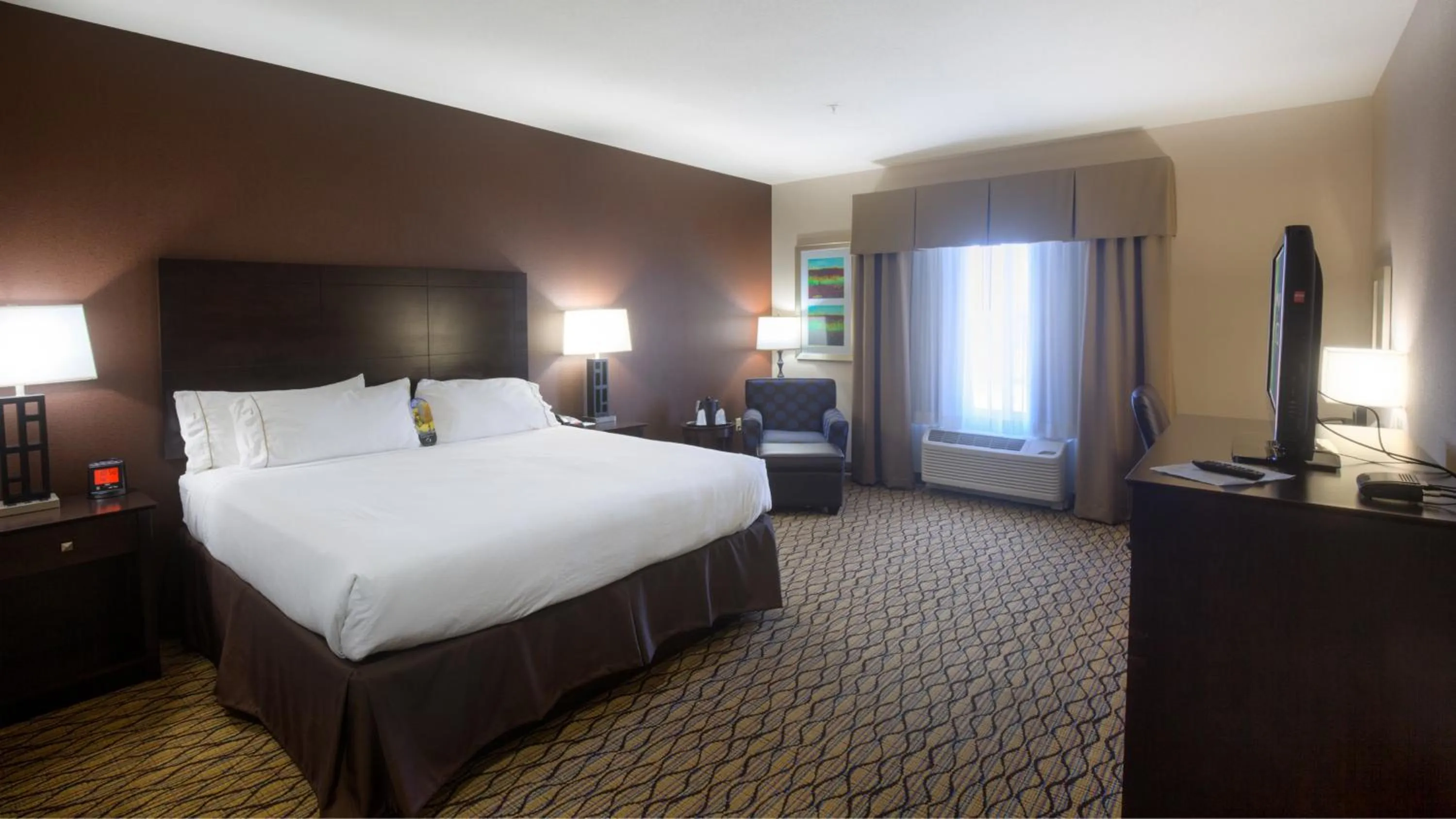 Photo of the whole room, Bed in Holiday Inn Express Hotel and Suites Elk City by IHG