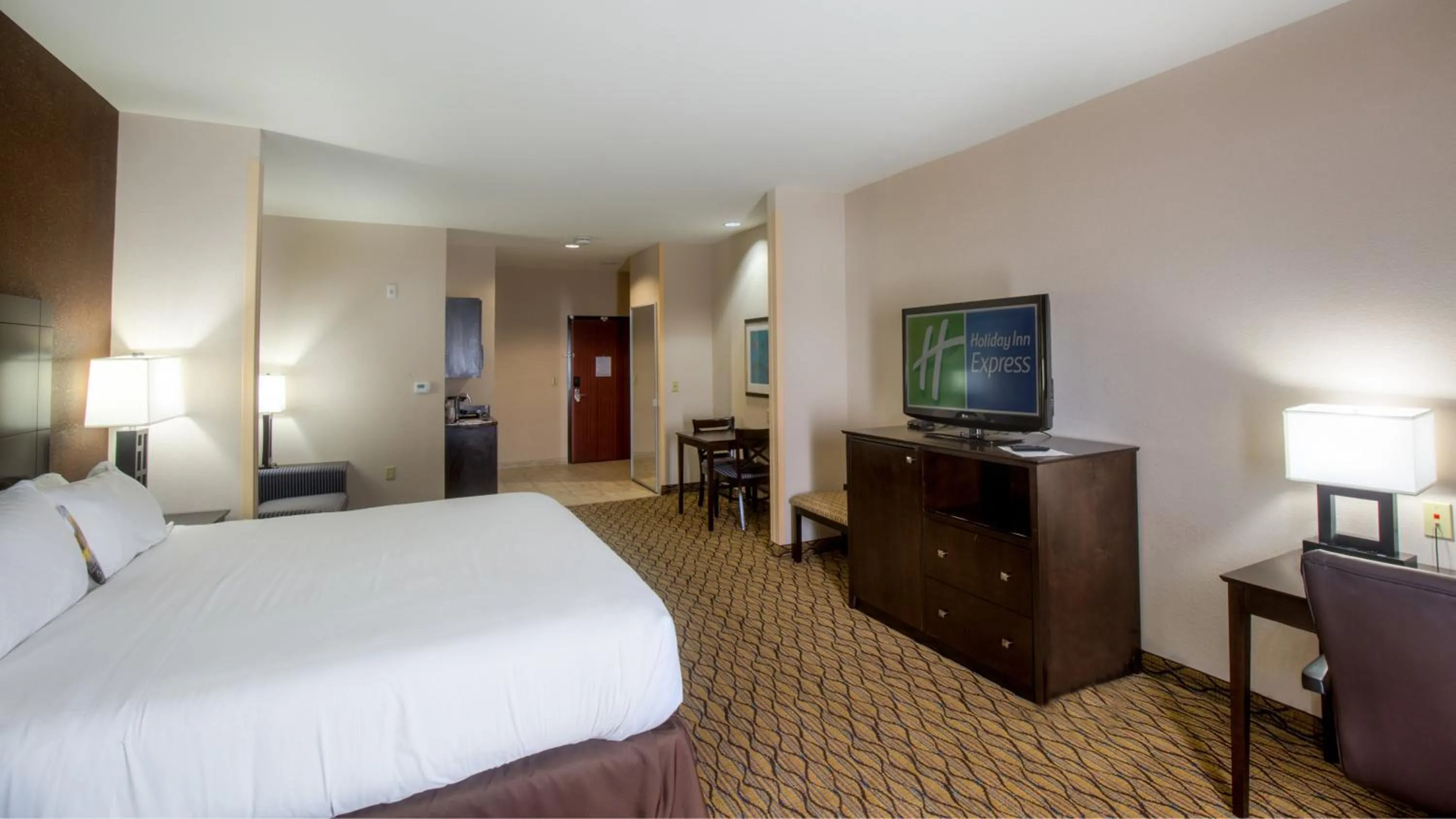Photo of the whole room, Bed in Holiday Inn Express Hotel and Suites Elk City by IHG
