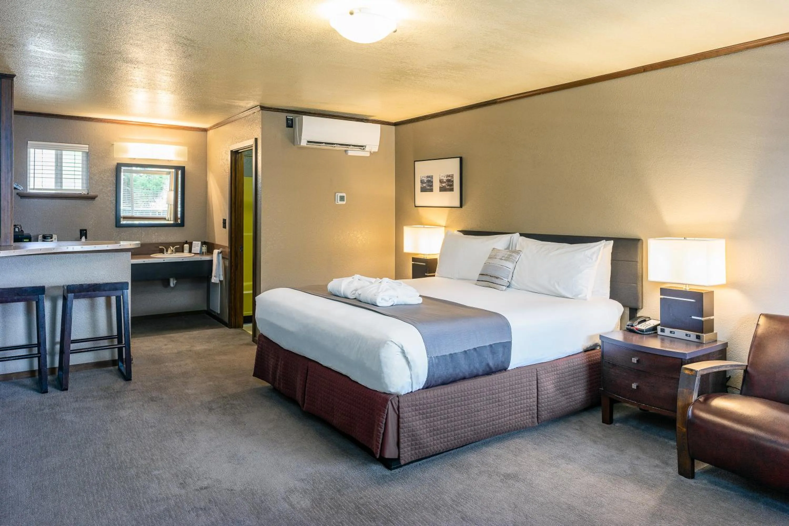 Bed in Earthbox Inn & Spa