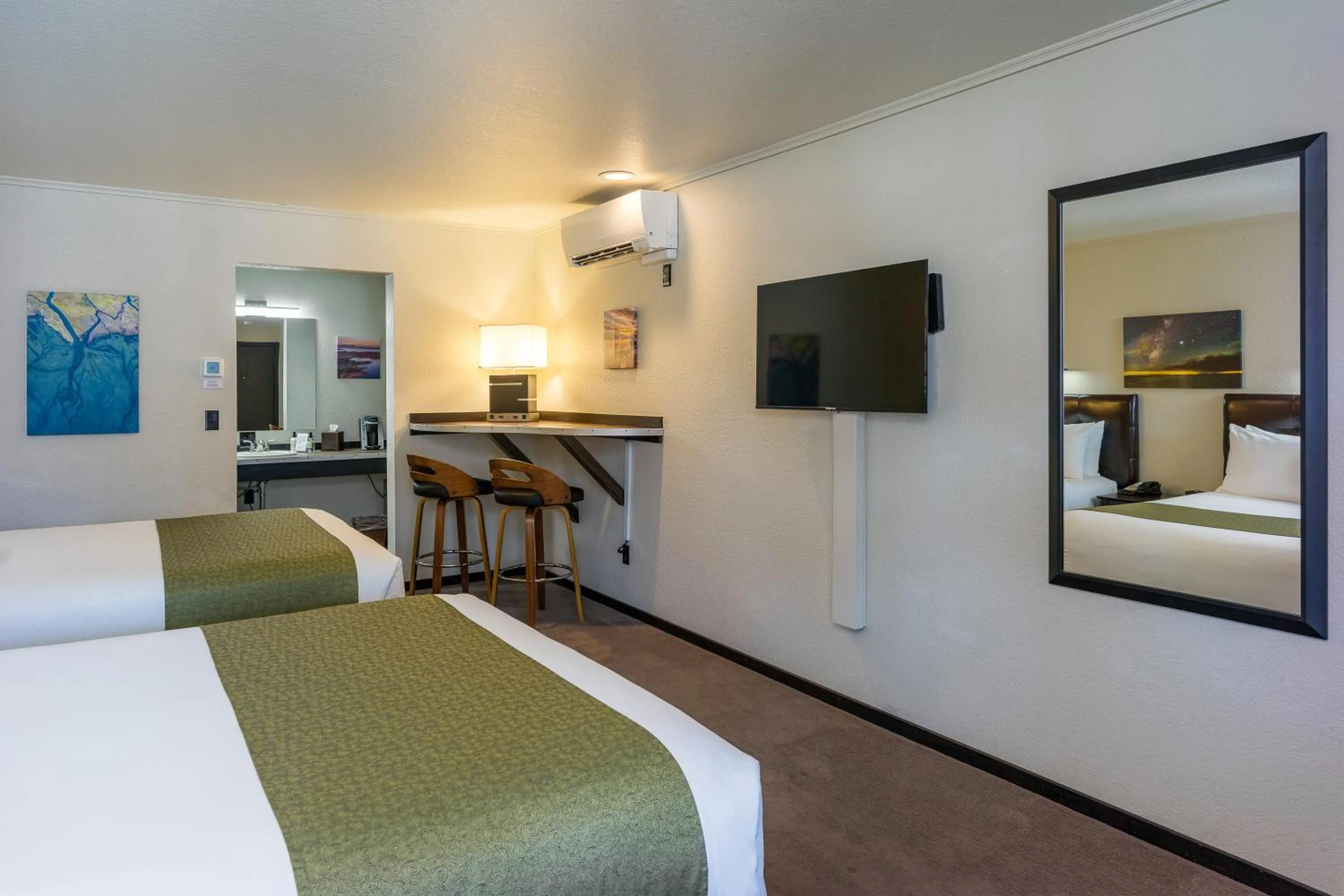 Bed in Earthbox Inn & Spa