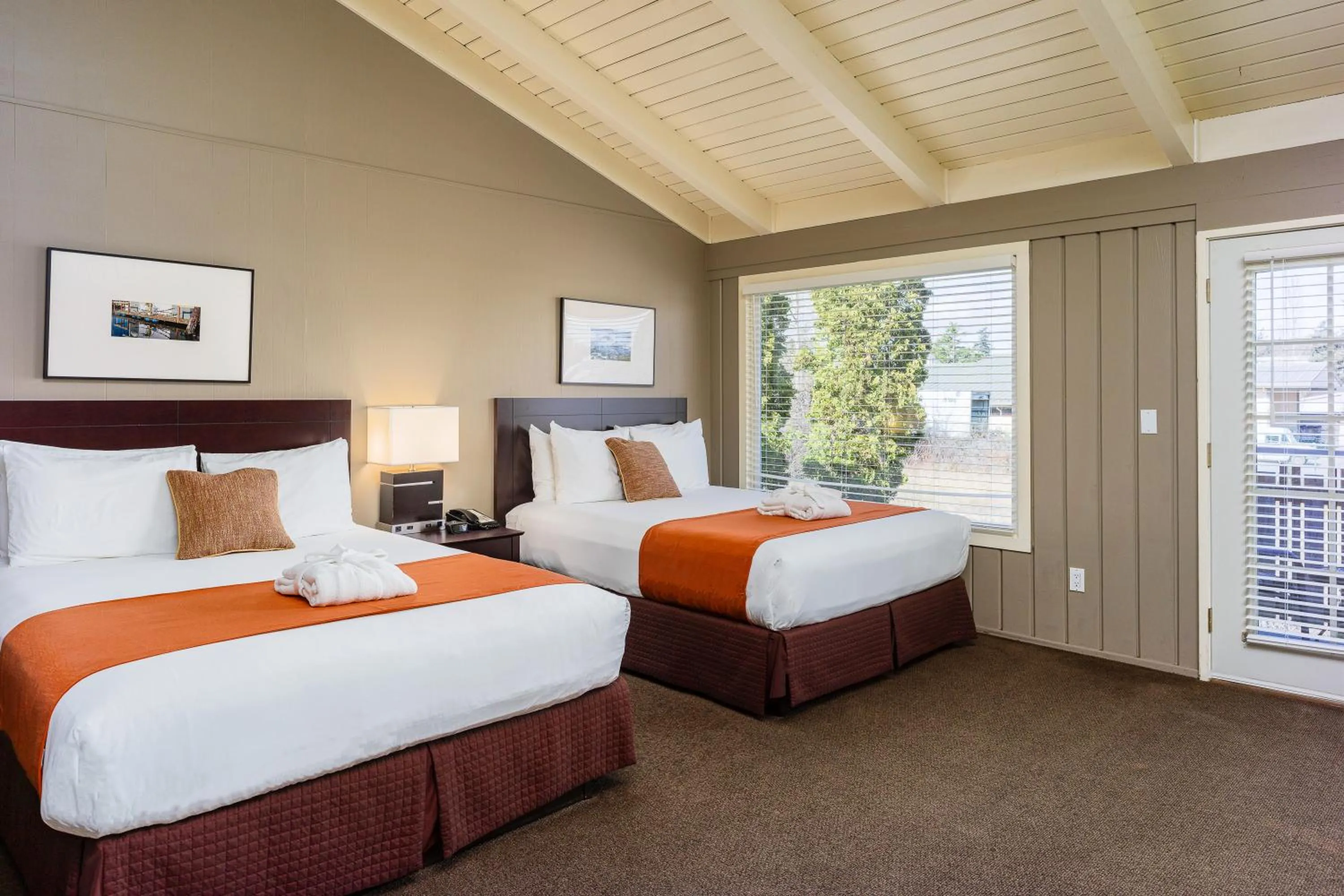 Bed in Earthbox Inn & Spa