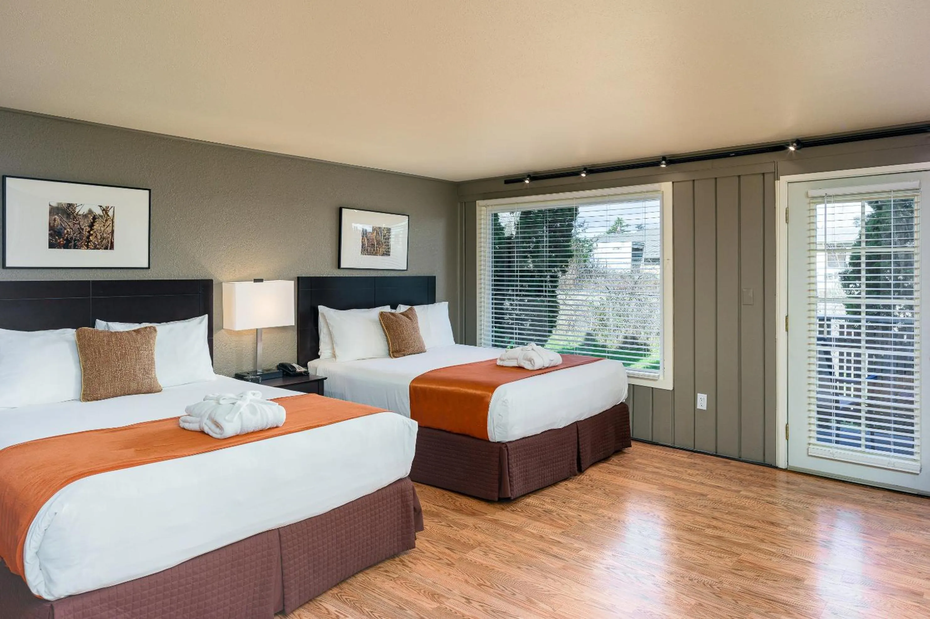 Bed in Earthbox Inn & Spa