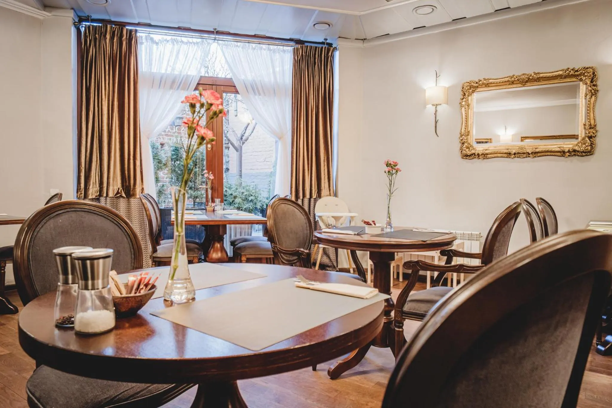 Restaurant/places to eat in Hotel Solaris