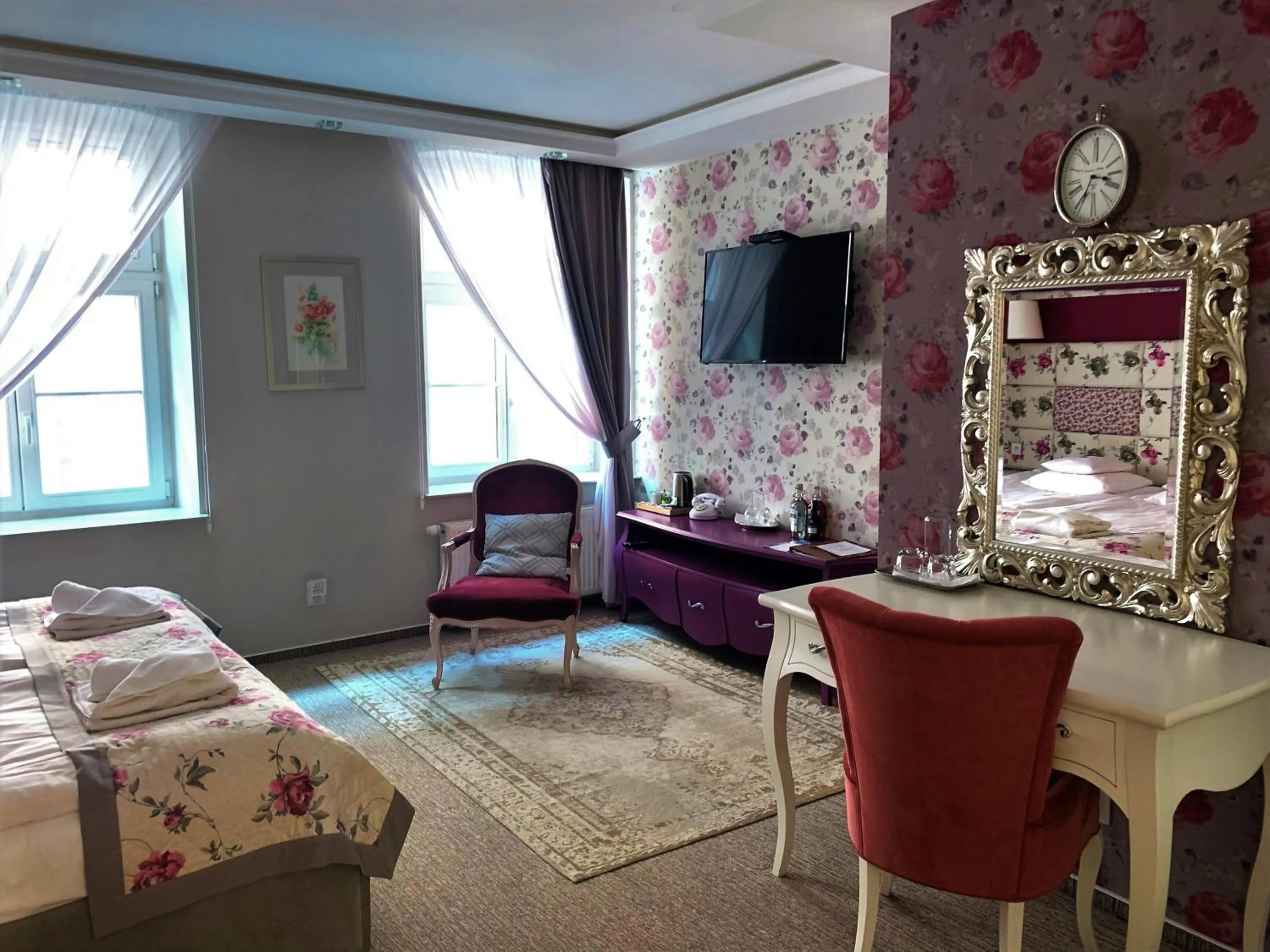 Seating area, Bed in Hotel Solaris