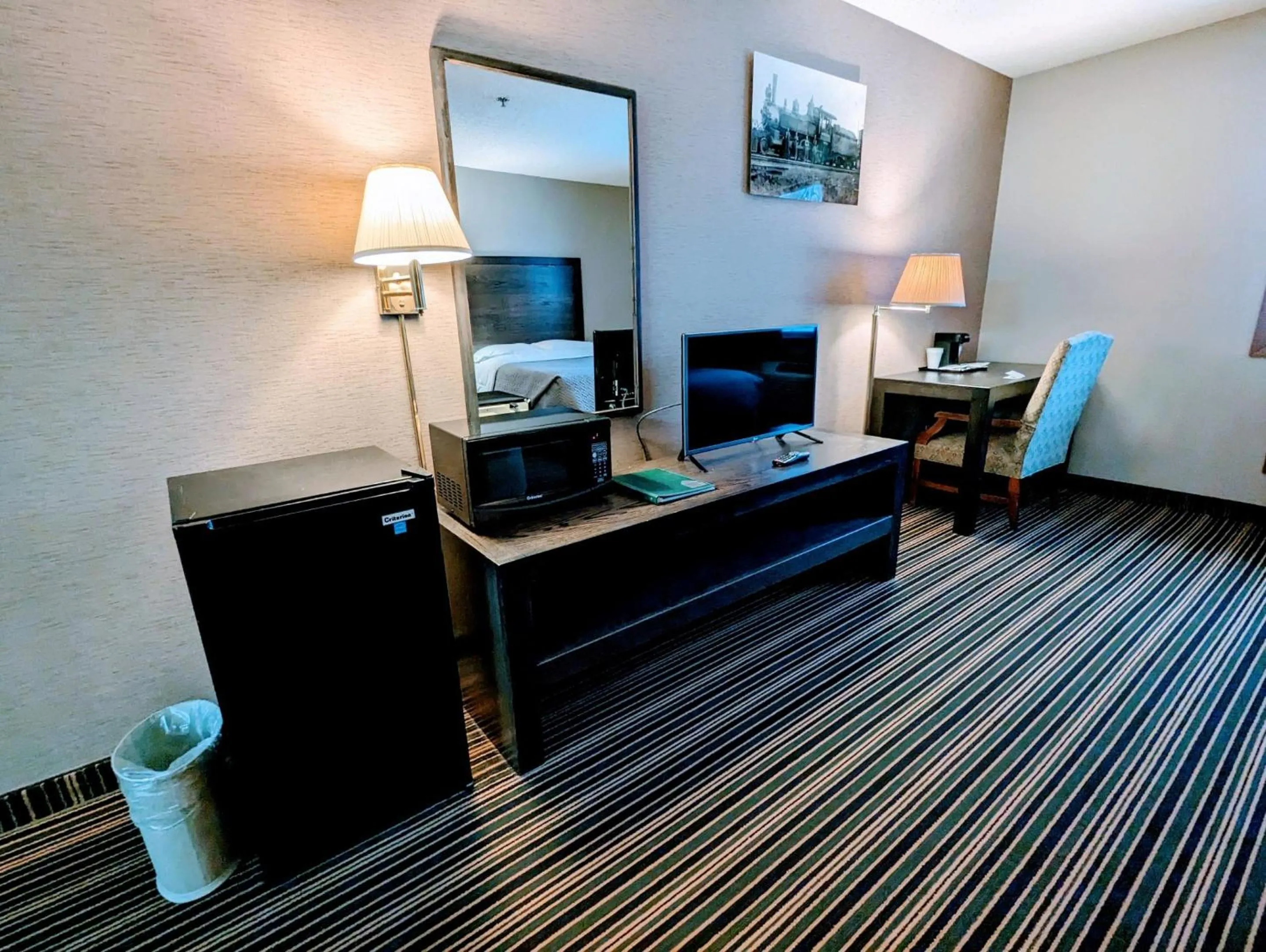 TV and multimedia in Woodfield Inn and Suites