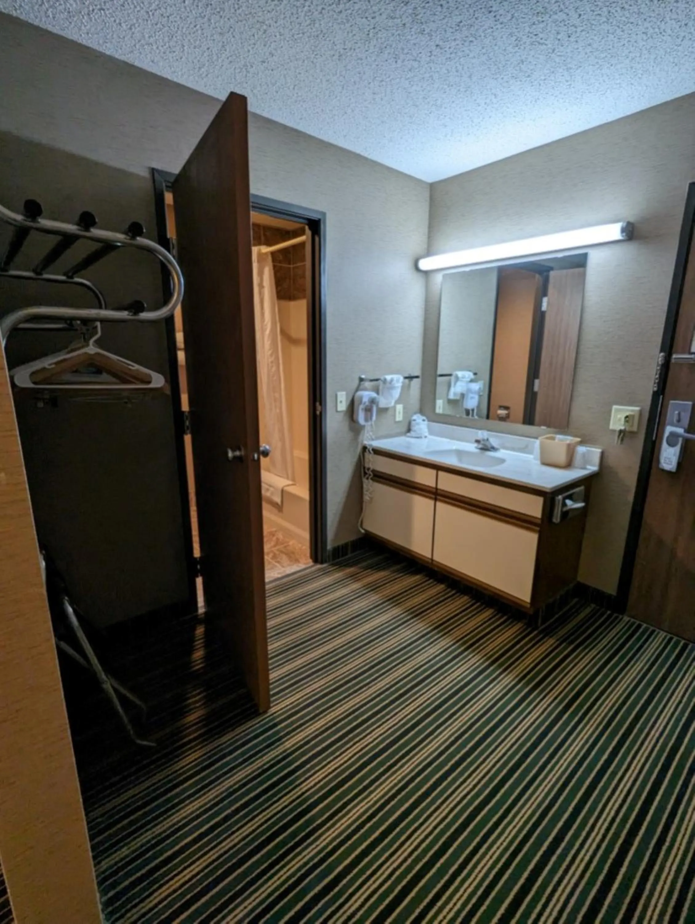 Bathroom, Bed in Woodfield Inn and Suites