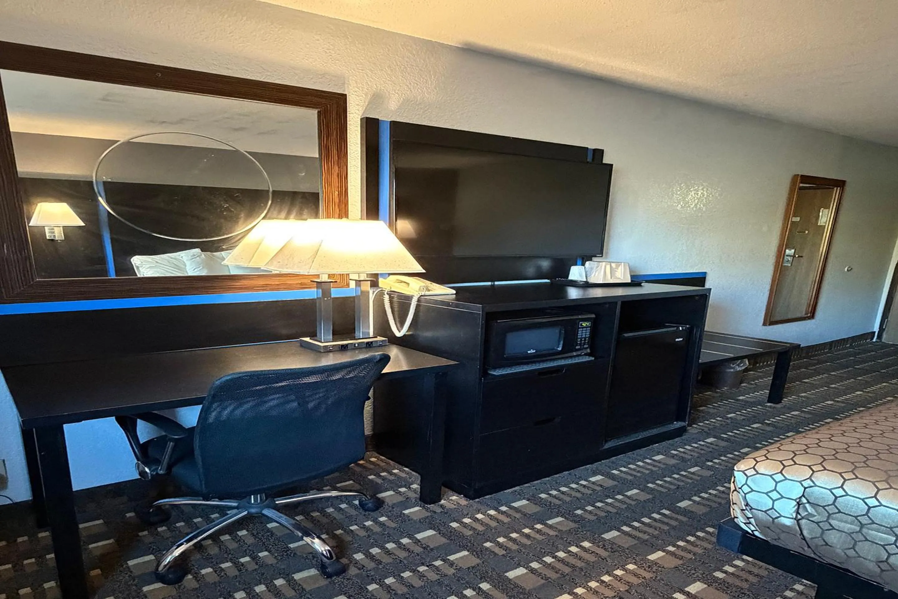TV and multimedia in Coratel Inn and Suites by Jasper Stillwater