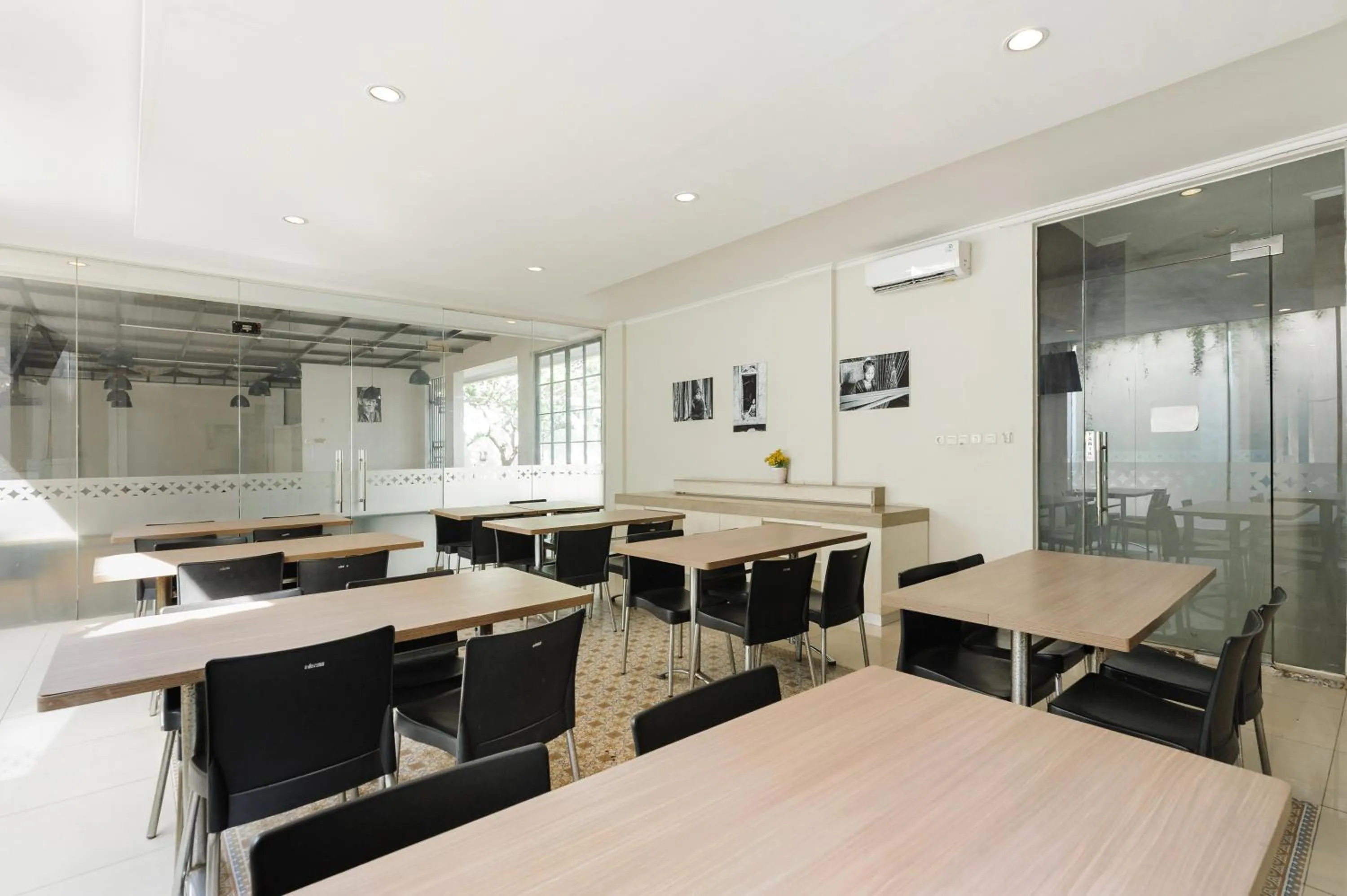 Seating area in Sans Vibes Firdaus Mansion Kemang