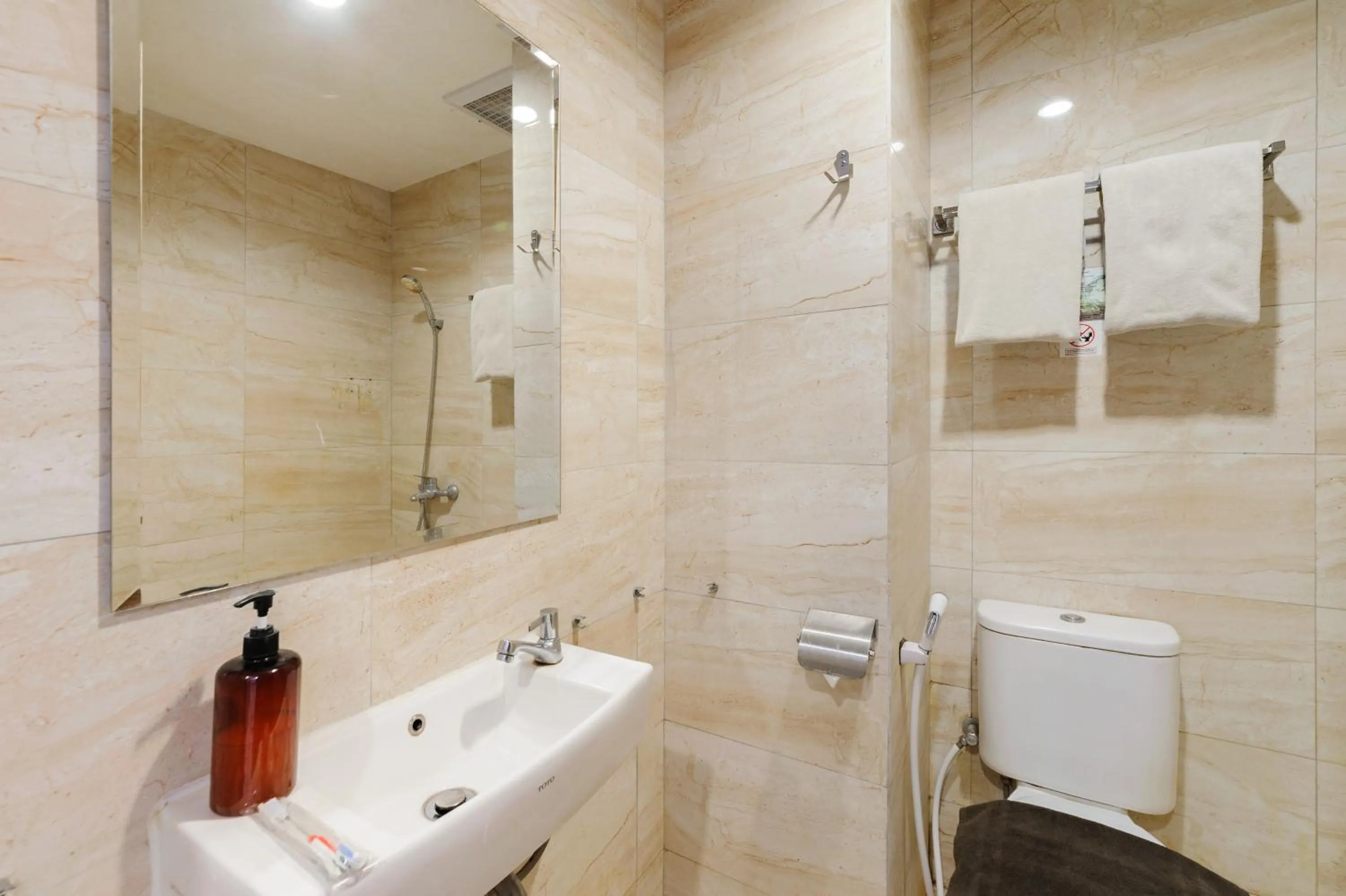 Bathroom in Sans Vibes Firdaus Mansion Kemang