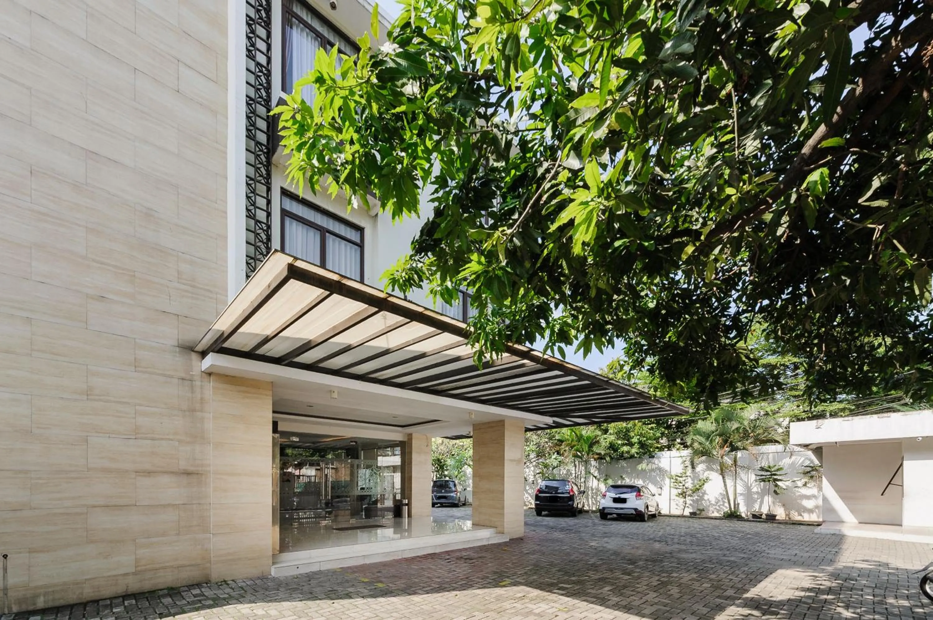 Facade/entrance in Sans Vibes Firdaus Mansion Kemang