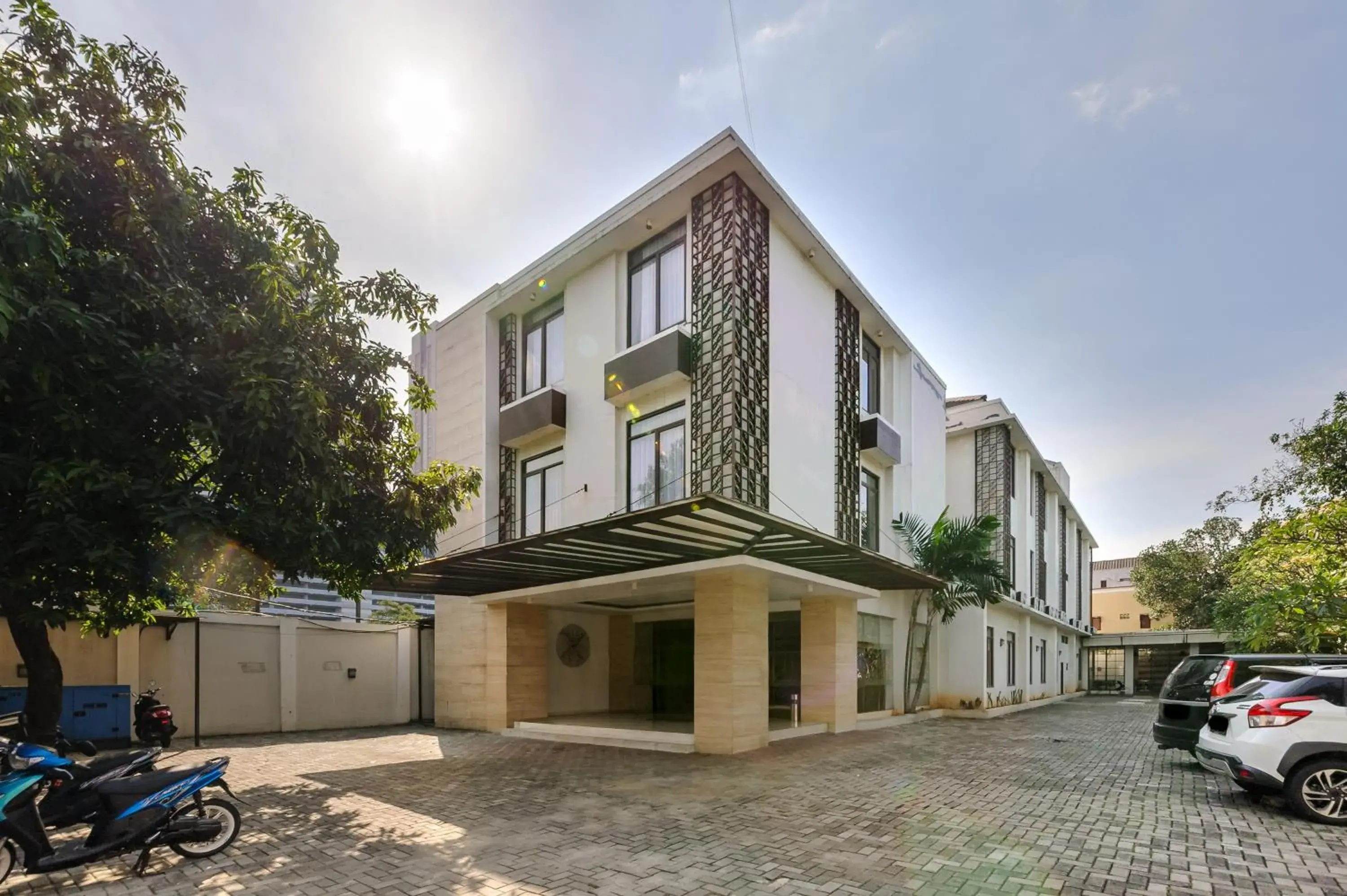 Facade/entrance in Sans Vibes Firdaus Mansion Kemang Facade/entrance in Sans Vibes Firdaus Mansion Kemang