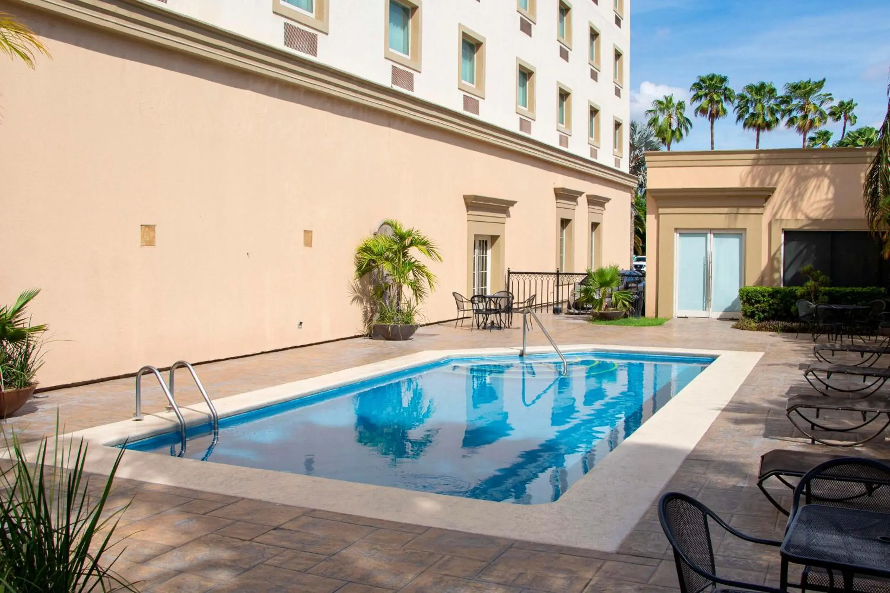 Pool view in Best Western PLUS Los Mochis Pool view in Best Western PLUS Los Mochis