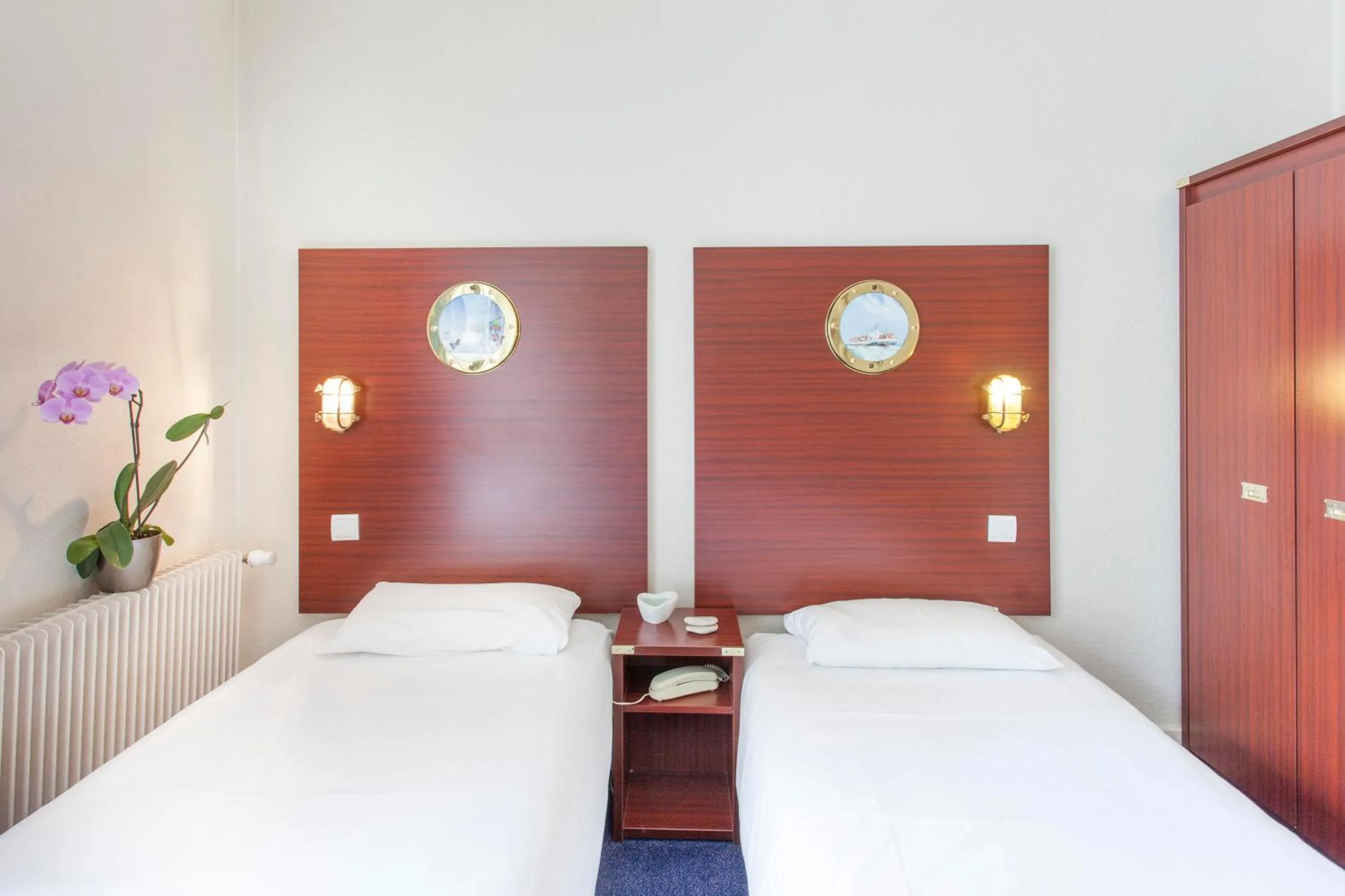 Photo of the whole room, Bed in Hôtel Les Gens de Mer La Rochelle