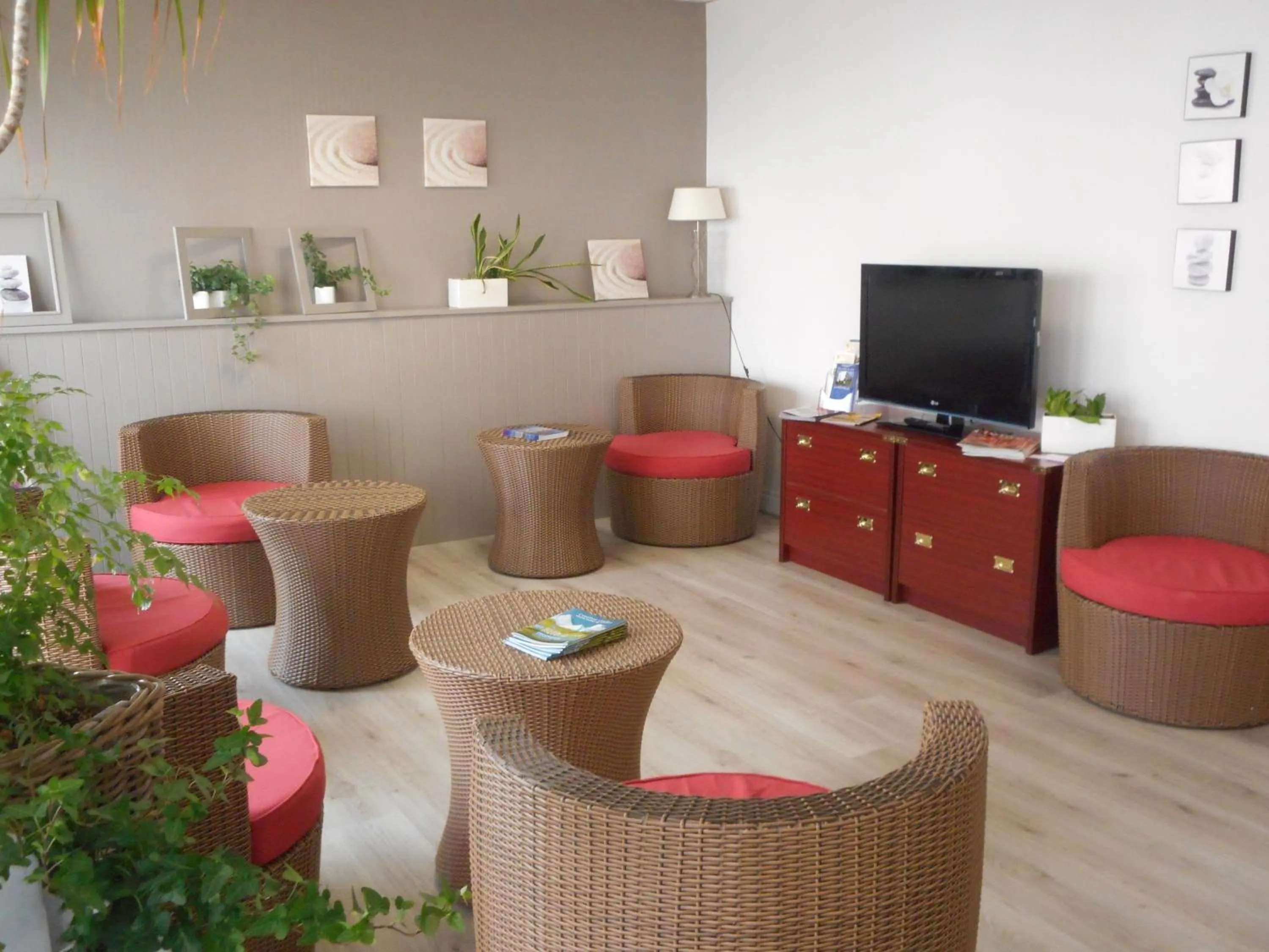 Lounge or bar in Hôtel Les Gens de Mer La Rochelle