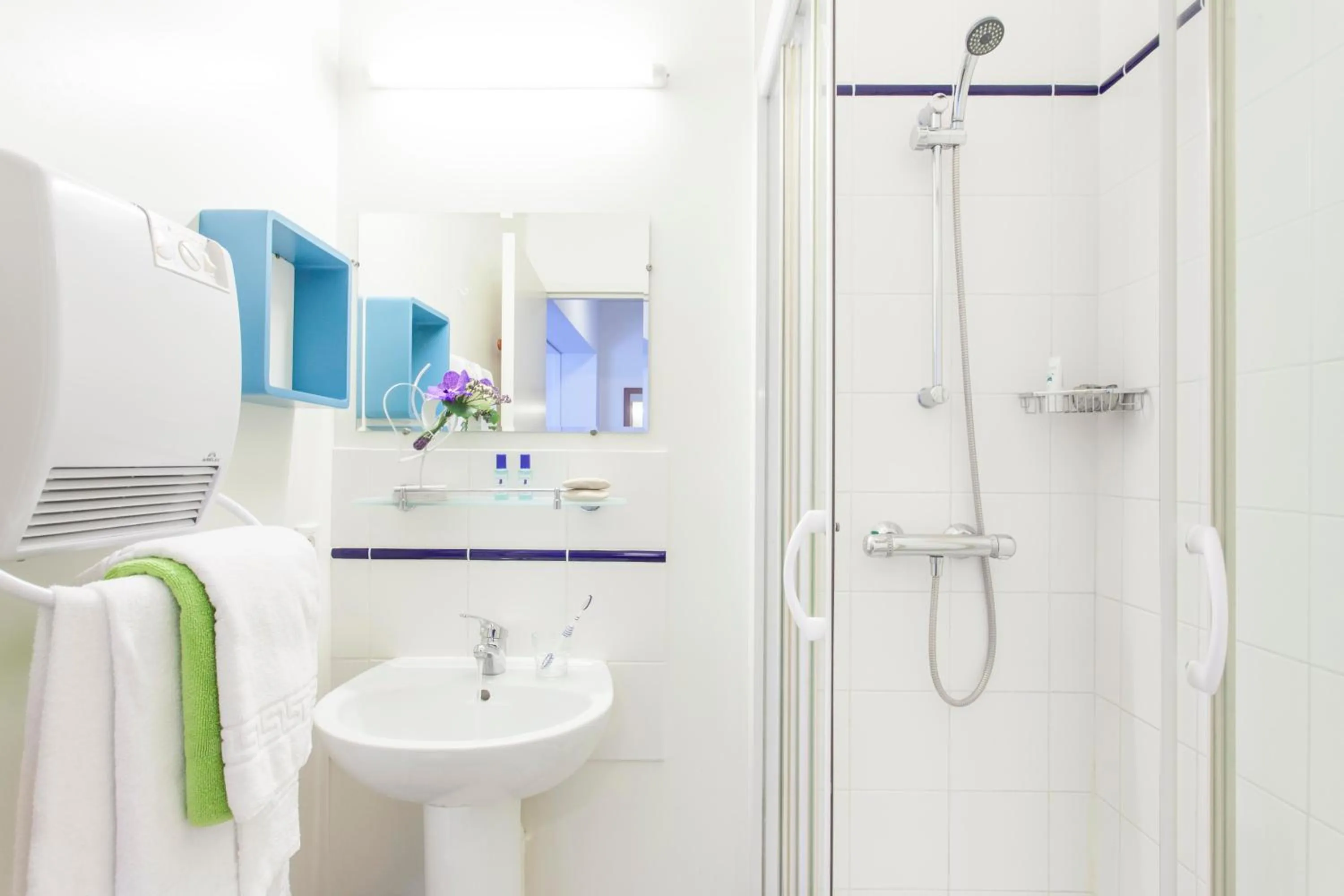 Bathroom in Hôtel Les Gens de Mer La Rochelle