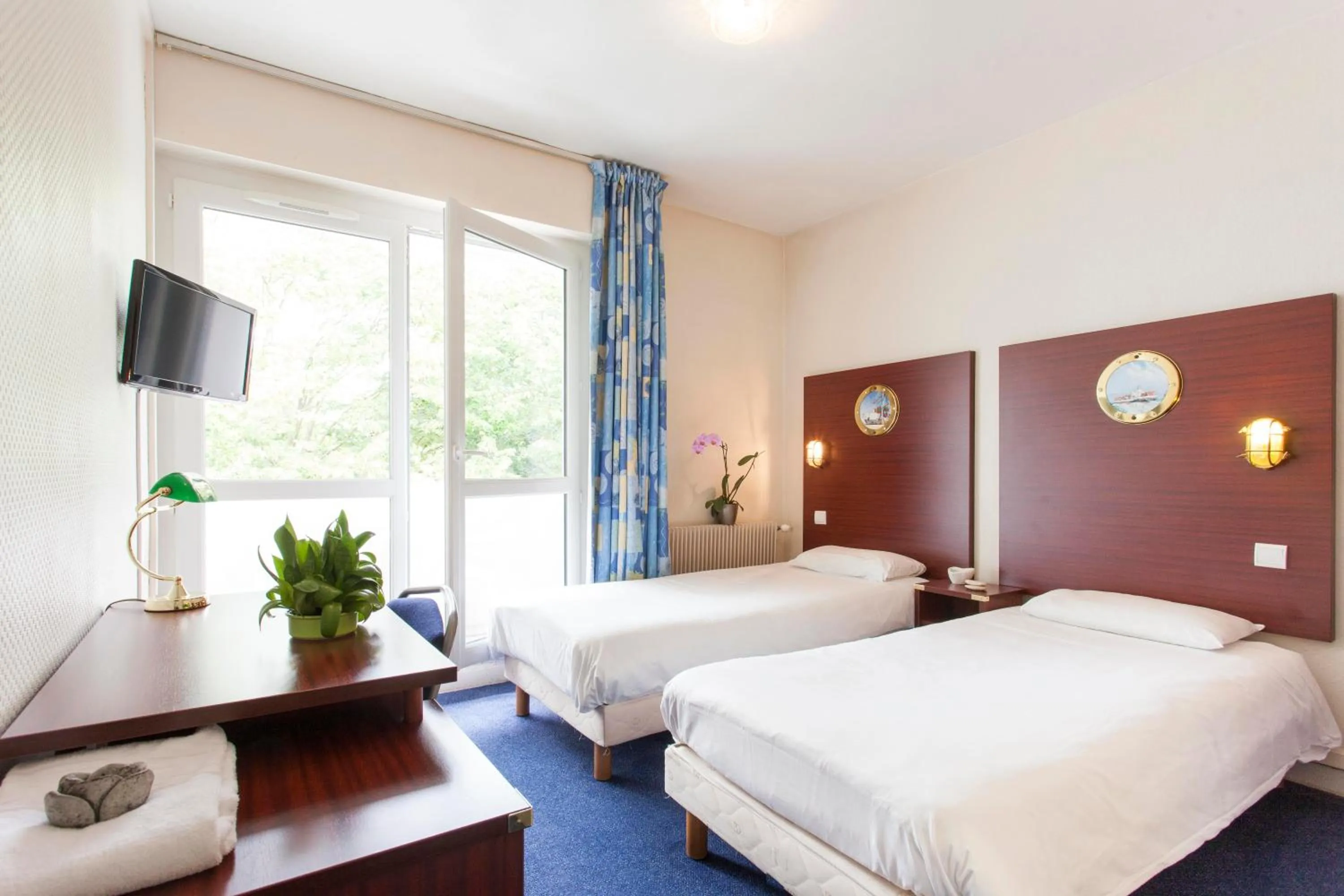 Photo of the whole room, Bed in Hôtel Les Gens de Mer La Rochelle