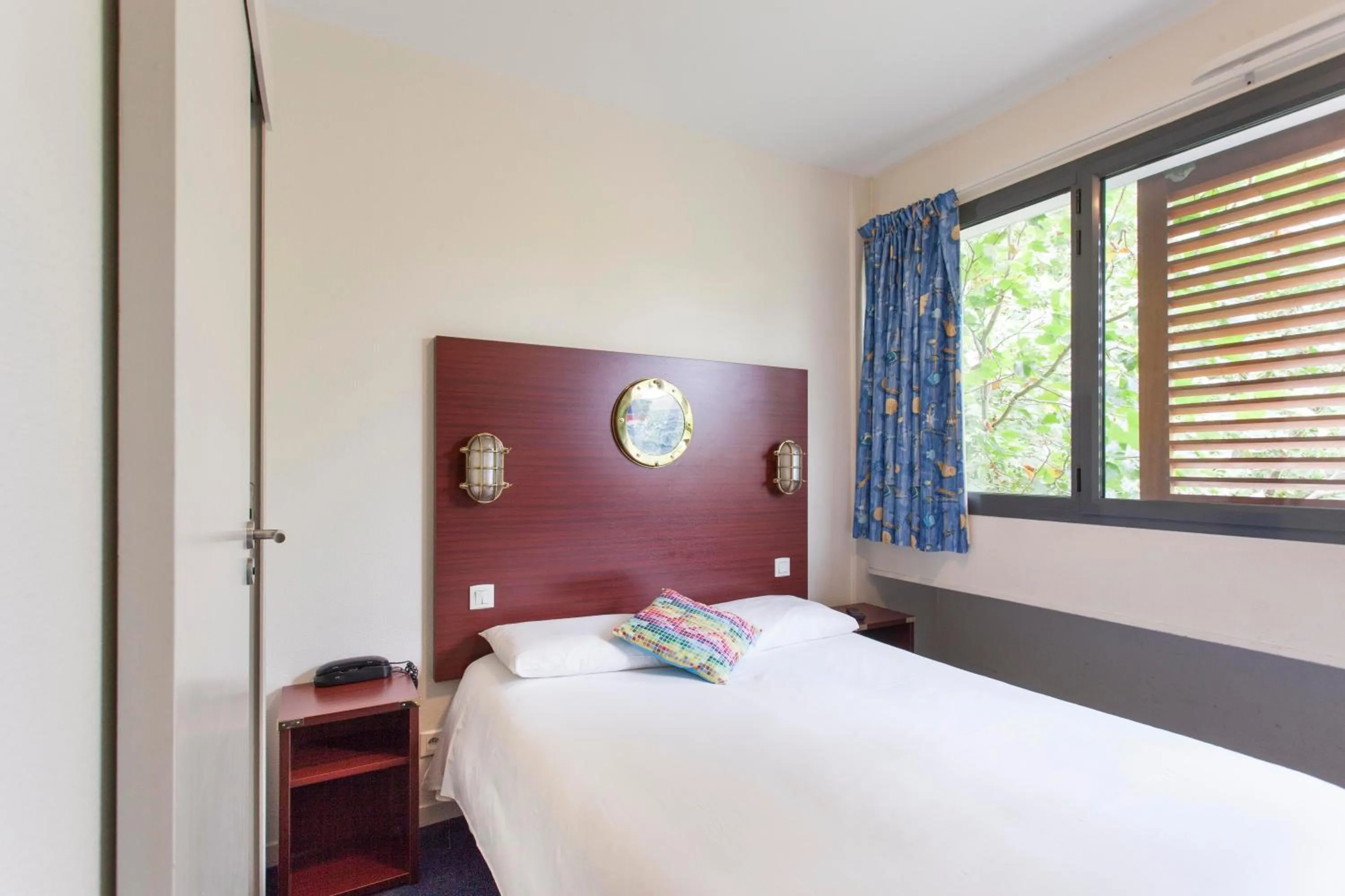 Photo of the whole room, Bed in Hôtel Les Gens de Mer La Rochelle