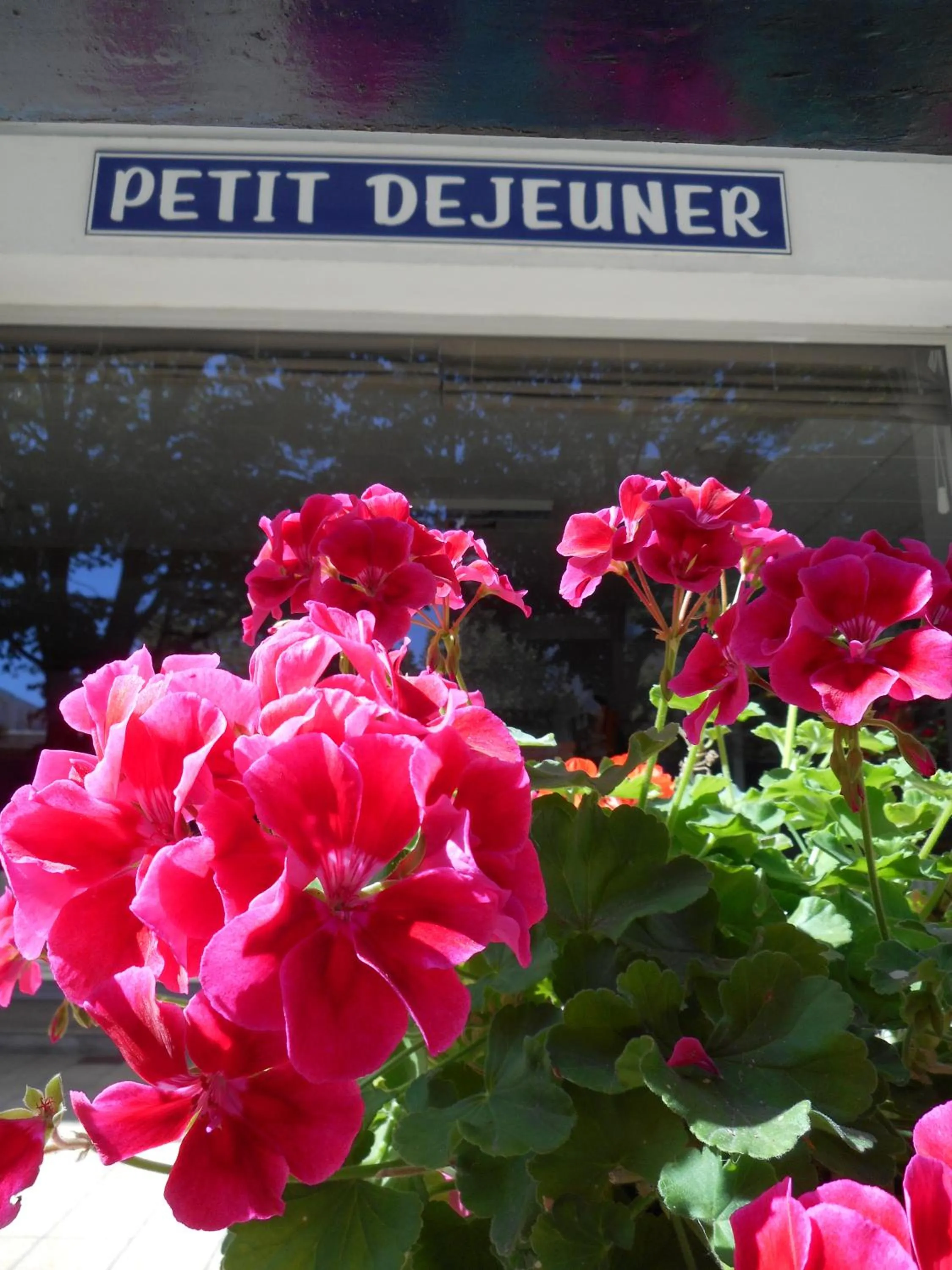 Facade/entrance in Hôtel Les Gens de Mer La Rochelle