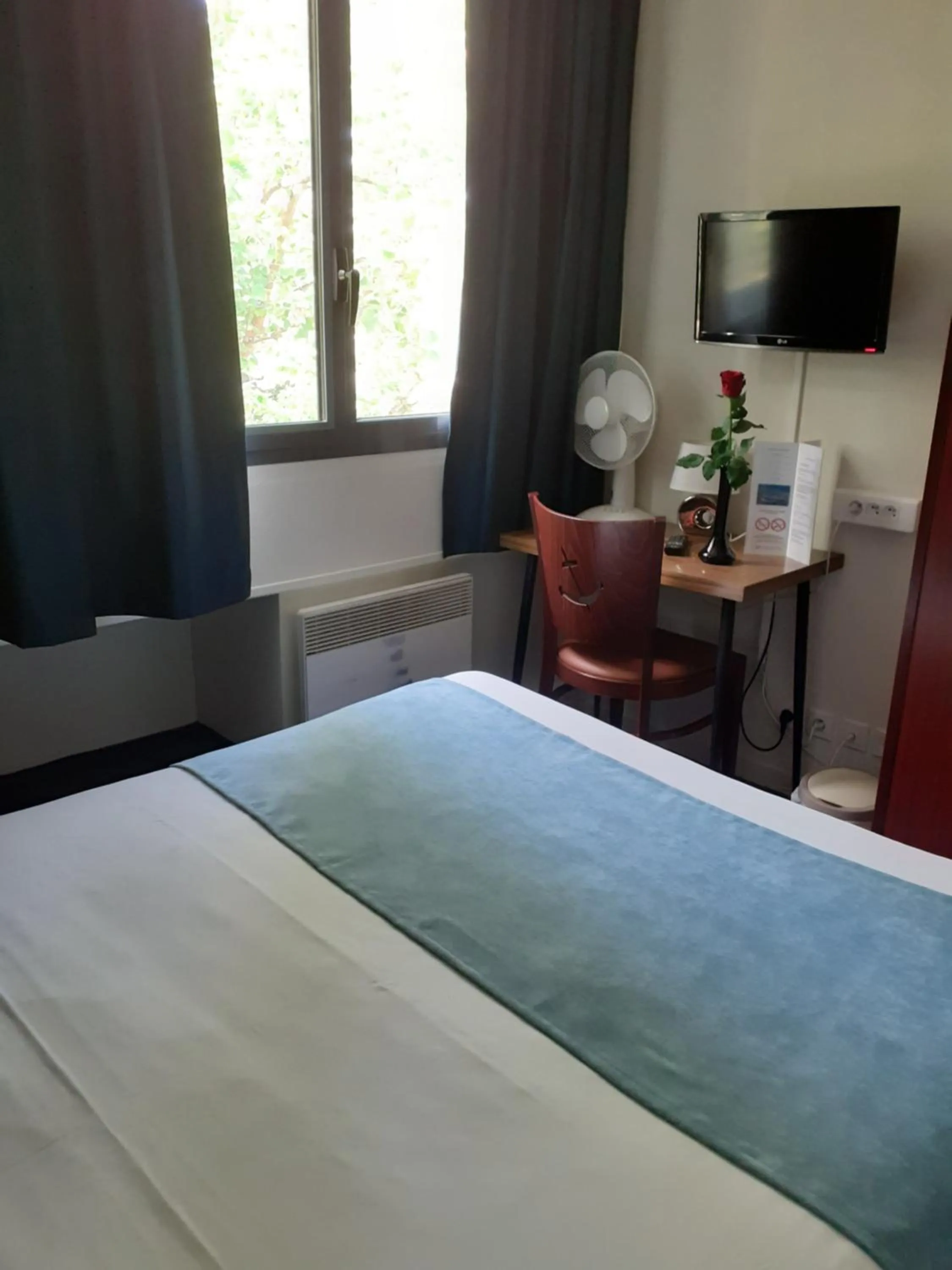 Bed in Hôtel Les Gens de Mer La Rochelle