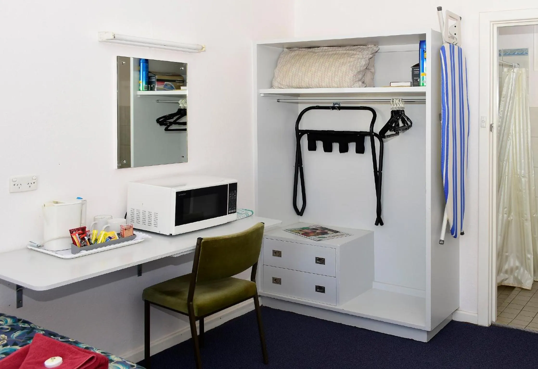 Coffee/tea facilities in Travelway Motel