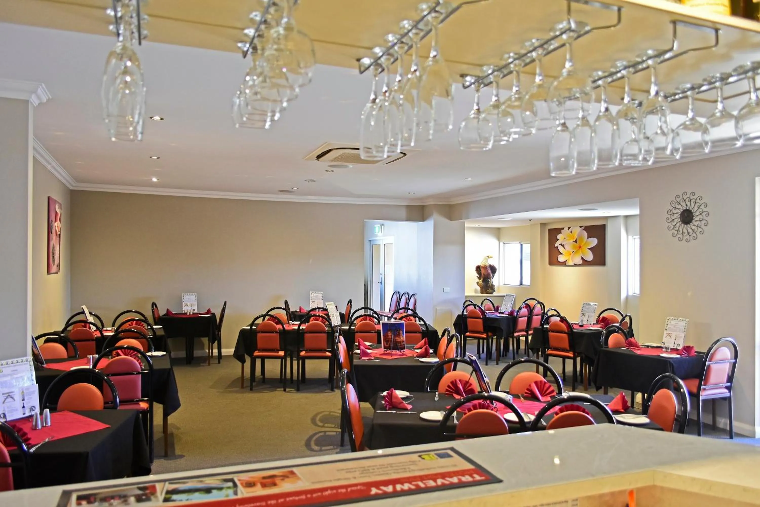 Restaurant/places to eat in Travelway Motel