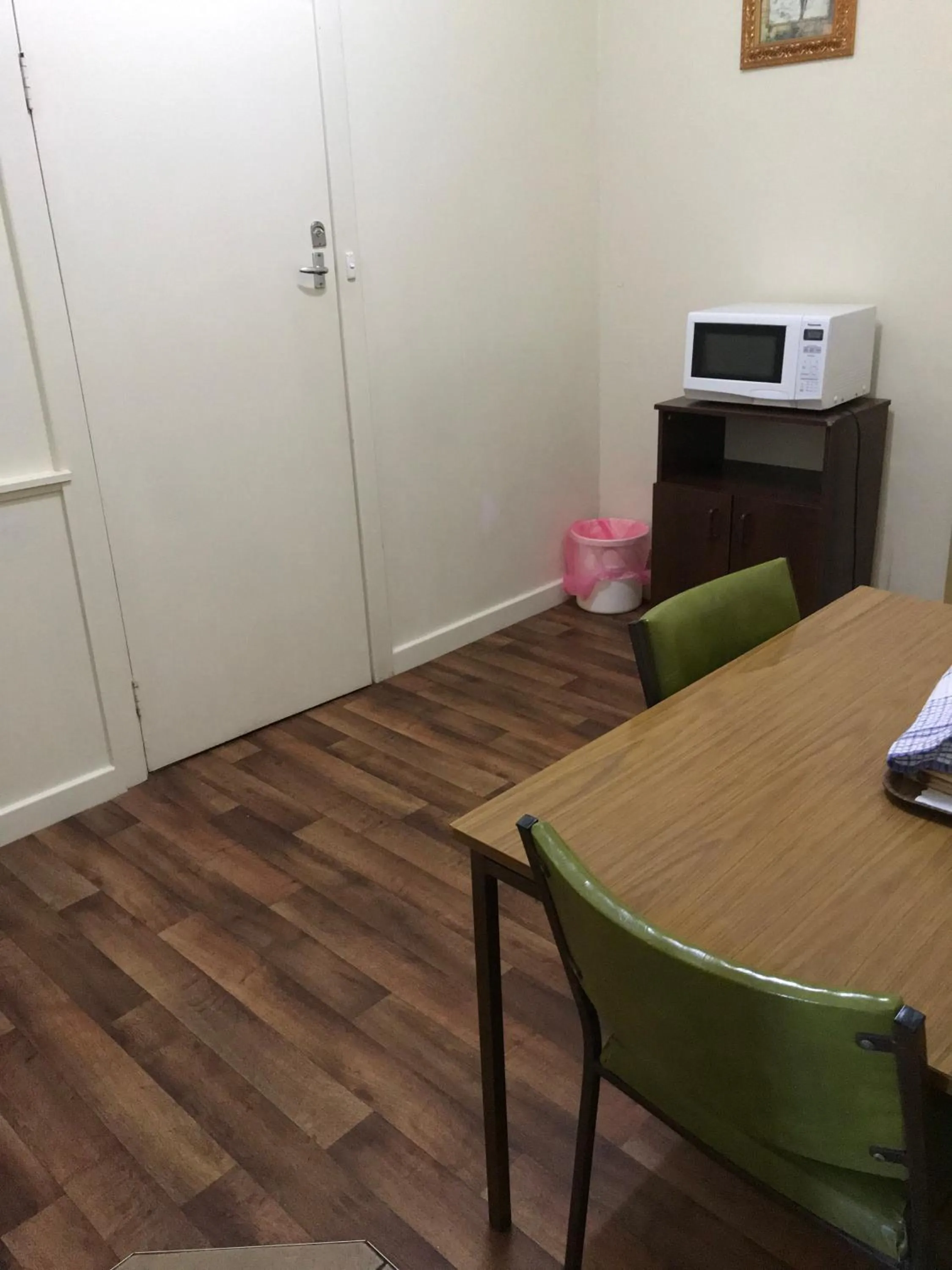 Dining area in Travelway Motel