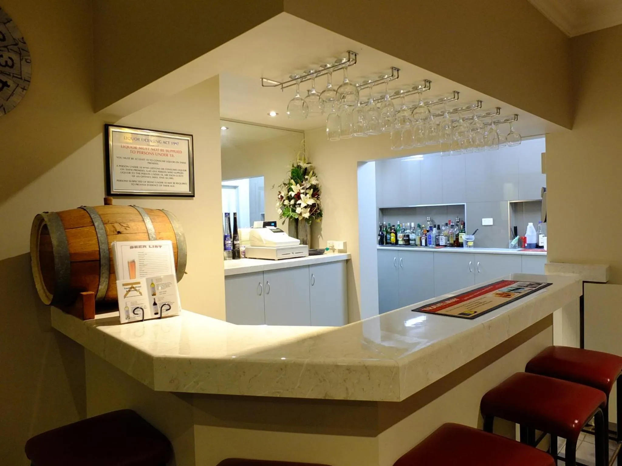 Lounge or bar in Travelway Motel