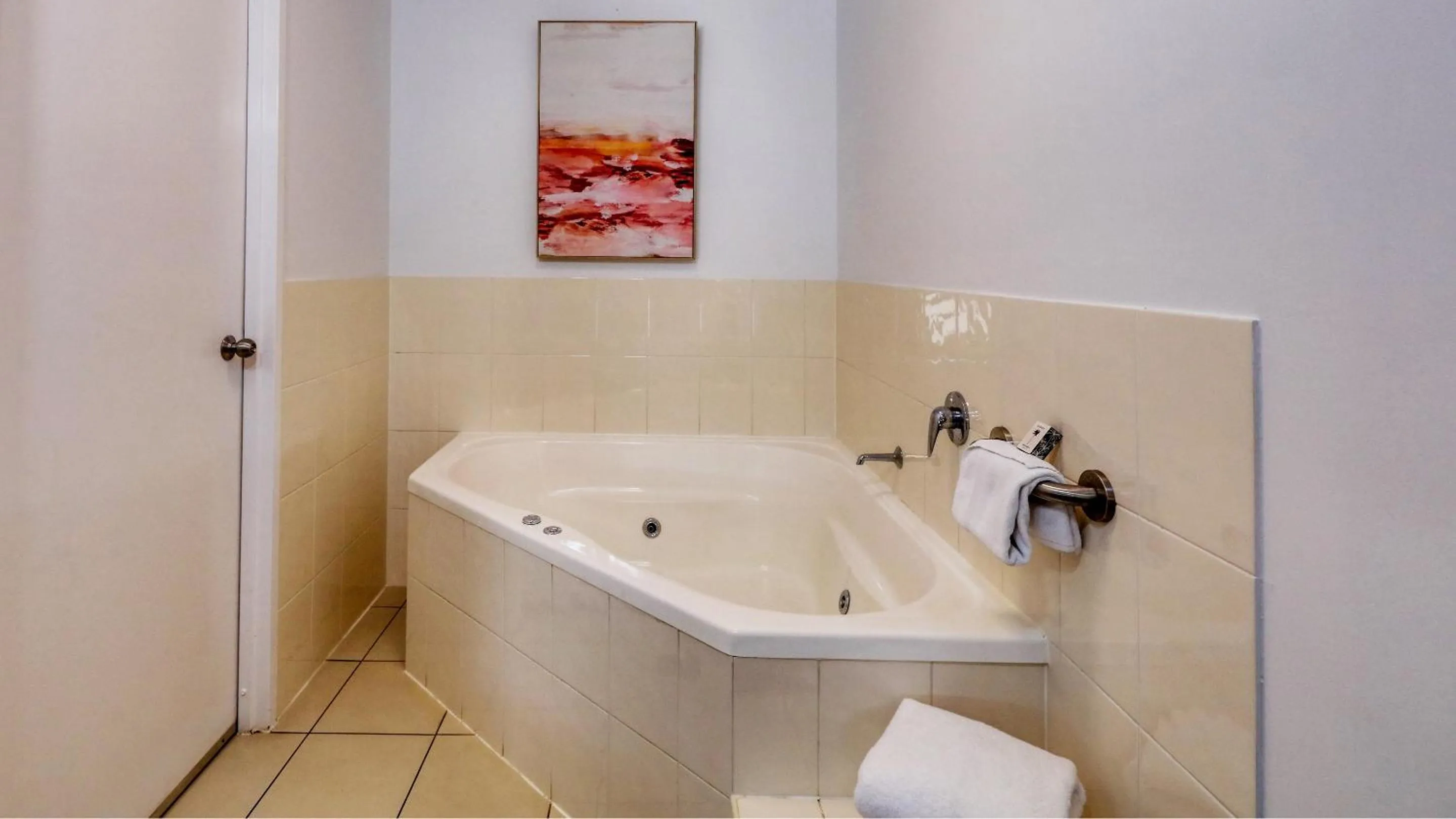 Bath in Best Western Caboolture Gateway Motel