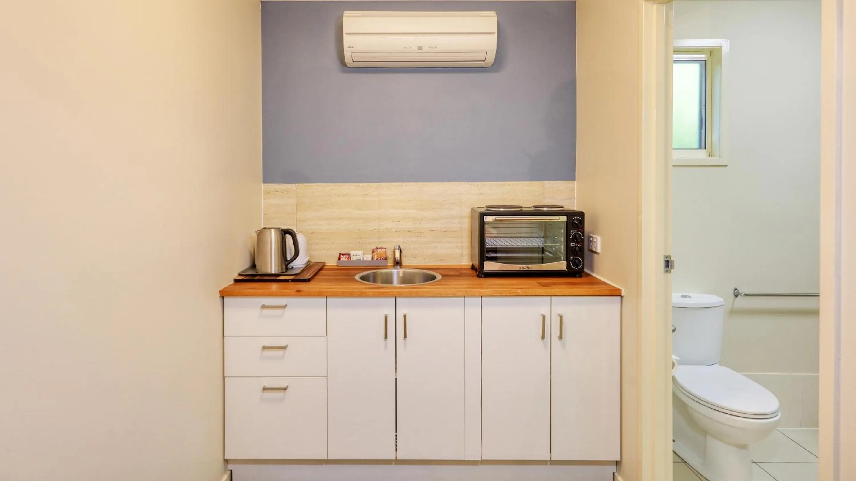 Kitchen or kitchenette in Best Western Caboolture Gateway Motel