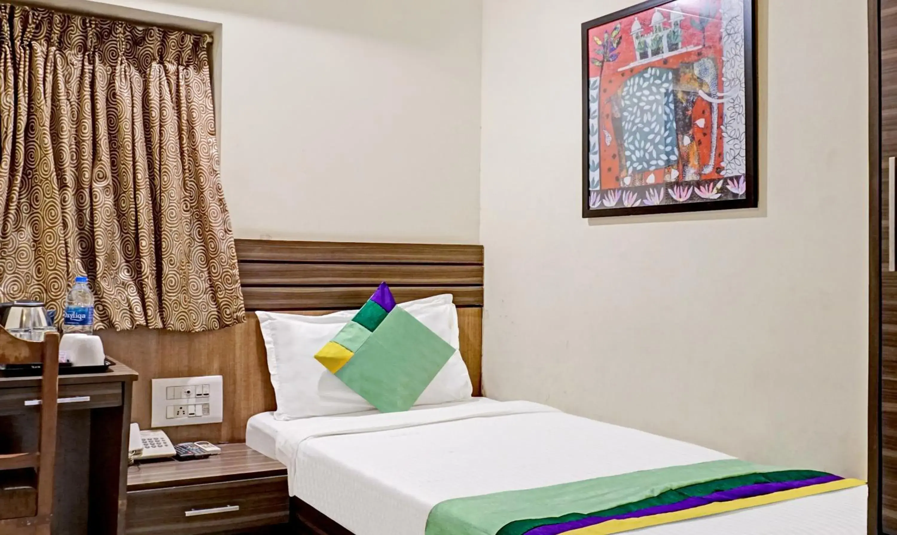 Budget Single Room - single occupancy in Hotel Madhav International Pune Railway Station Budget Single Room - single occupancy in Hotel Madhav International Pune Railway Station