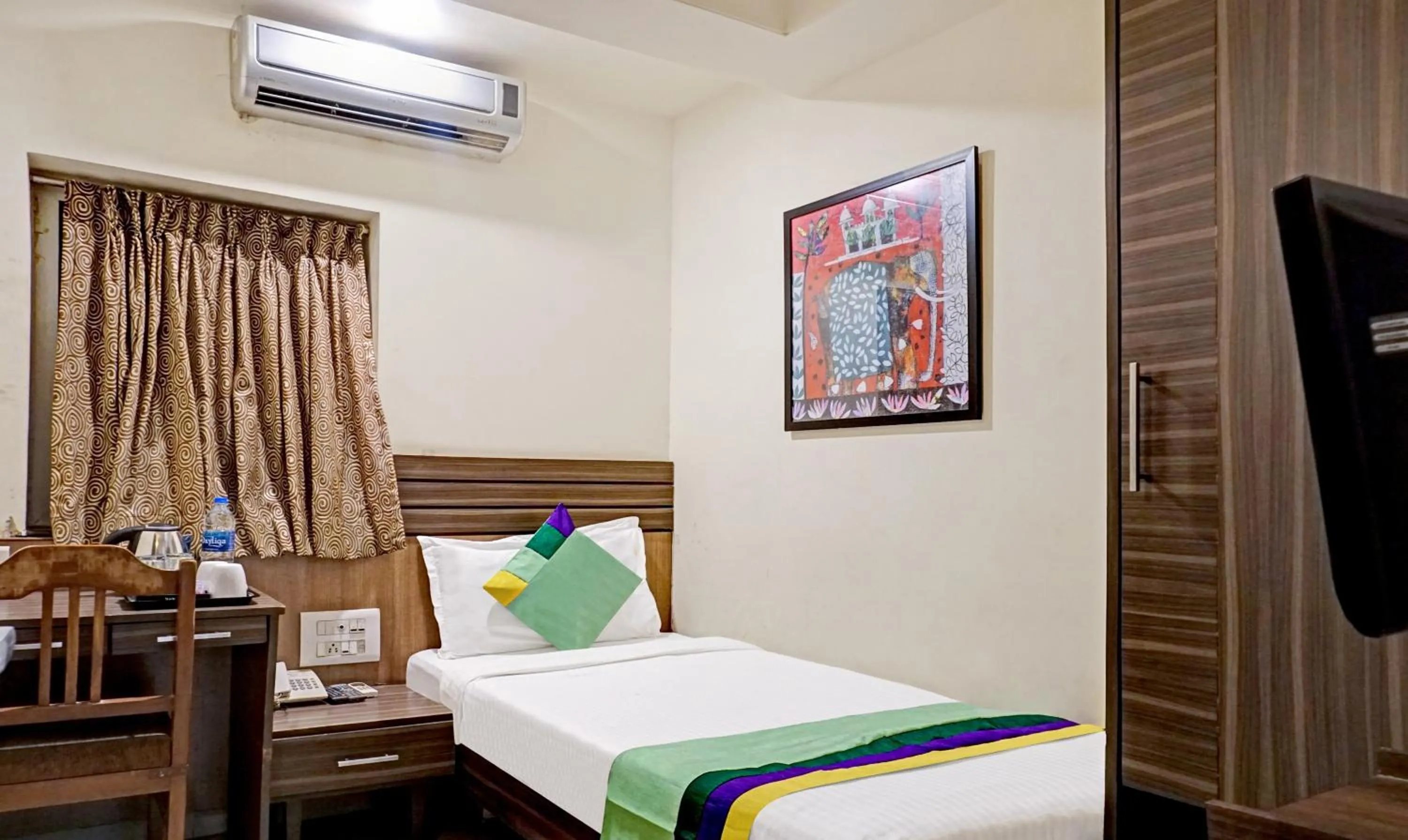 Photo of the whole room, Bed in Hotel Madhav International Pune Railway Station